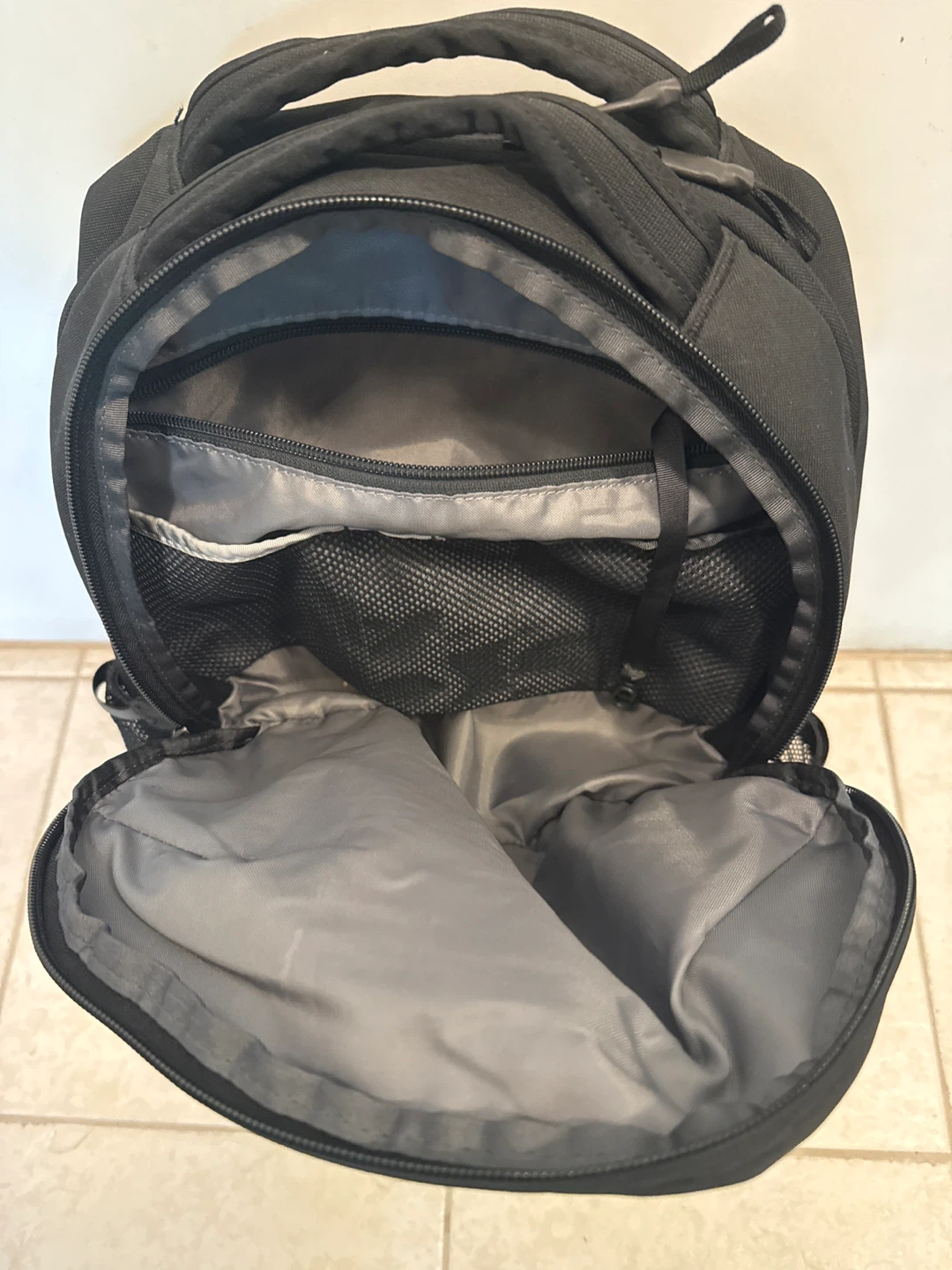 The North Face Vault 26L Black Backpack - photo 2