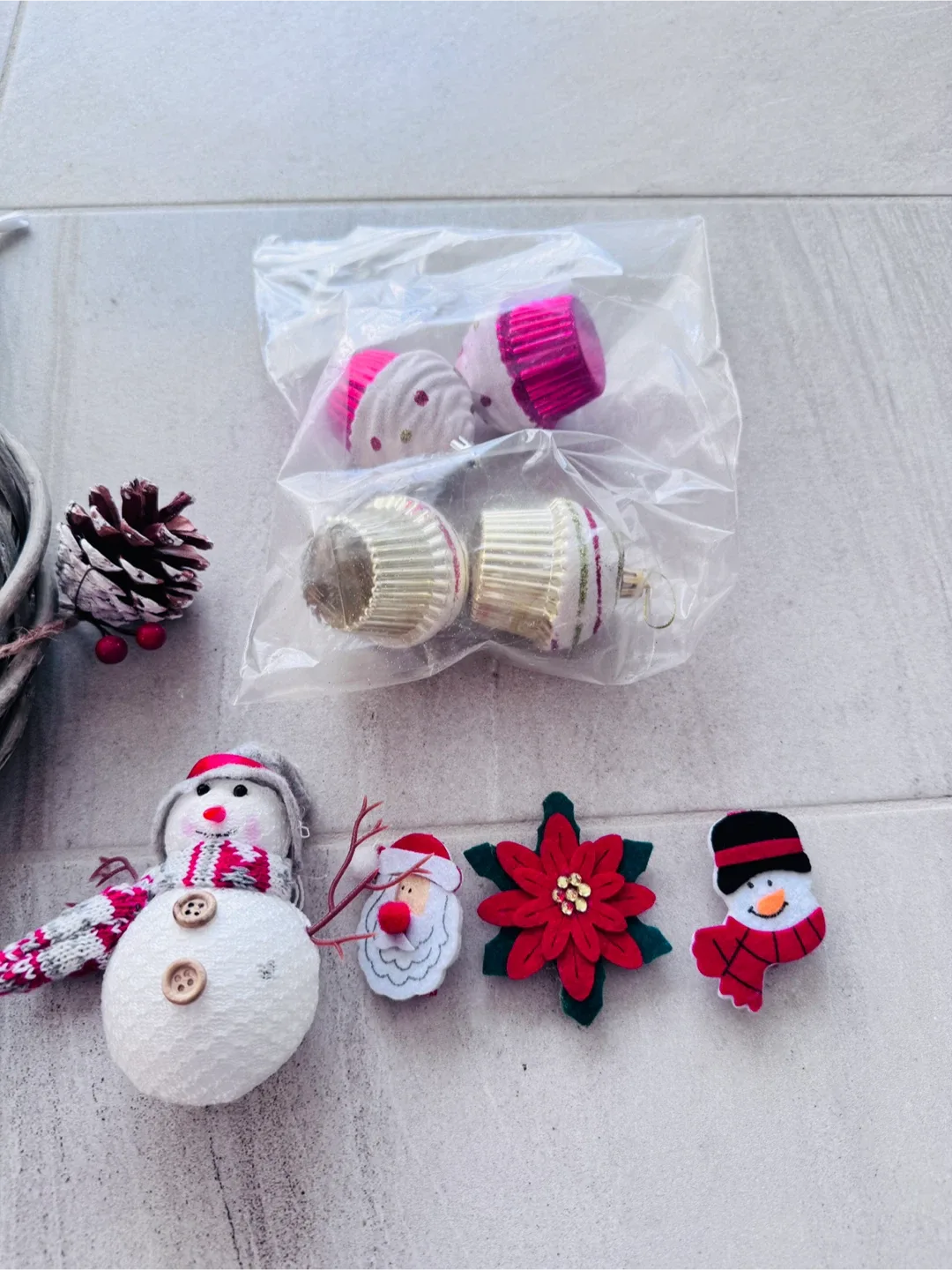 Christmas Wreath and Decorations image indicator(4)