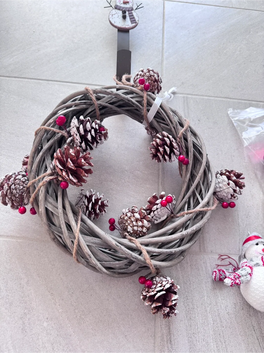 Christmas Wreath and Decorations image indicator(3)