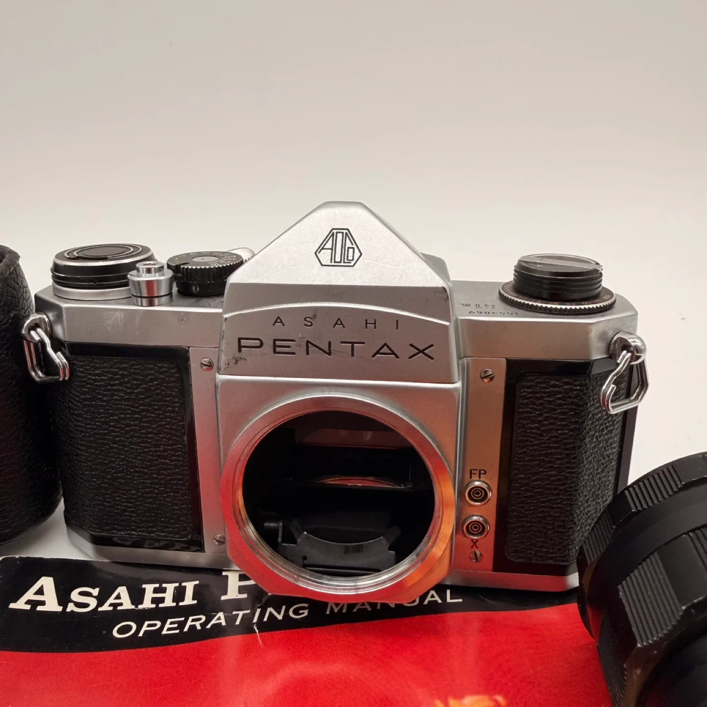 Asahi Pentax S1a Film Camera + Super-Takumar Lens (Vintage Set) image indicator(2)