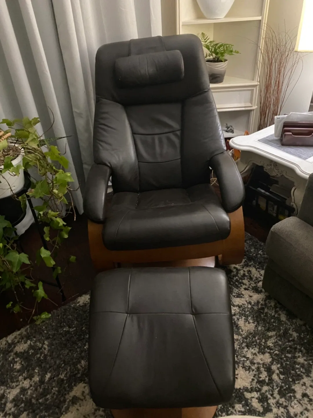 Black Leather Stressless Recliner with Ottoman image indicator(3)