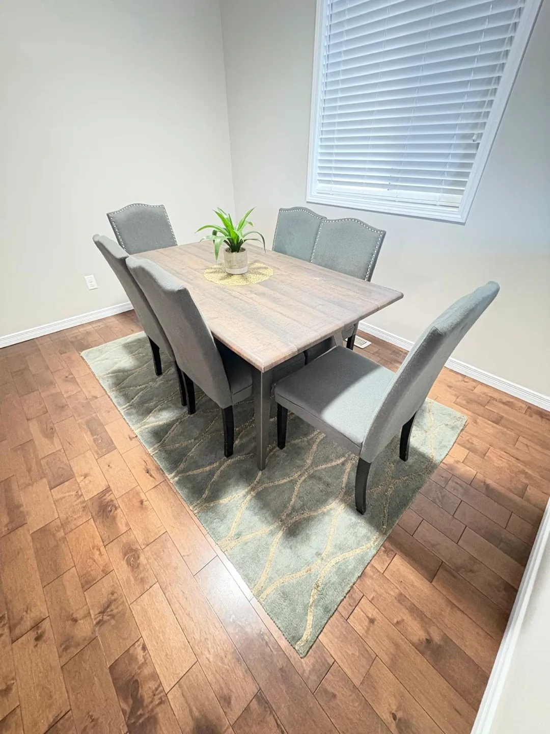 Dining table with 6 chairs image indicator(3)