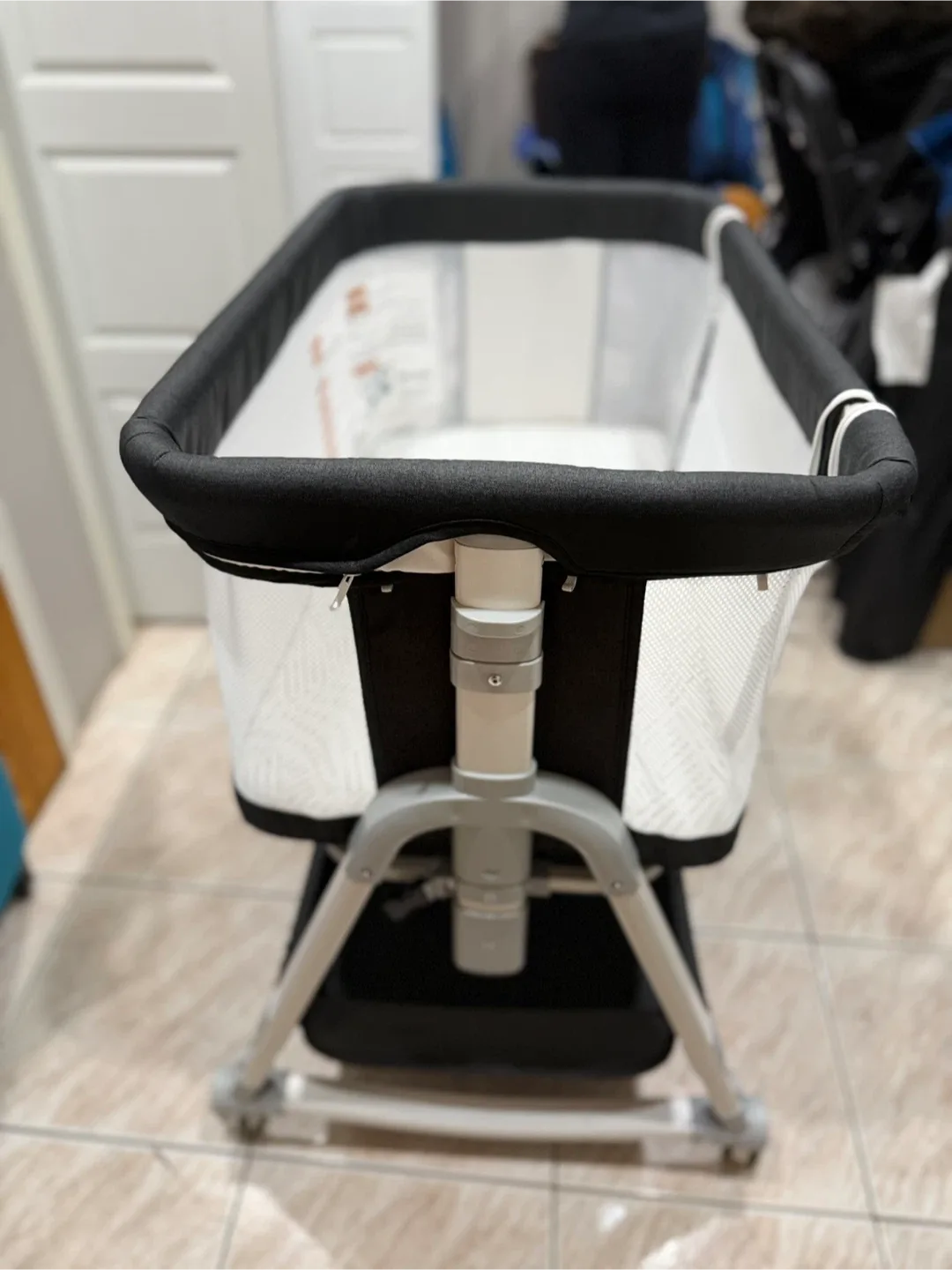 Baby Bassinet - Black & White image indicator(4)