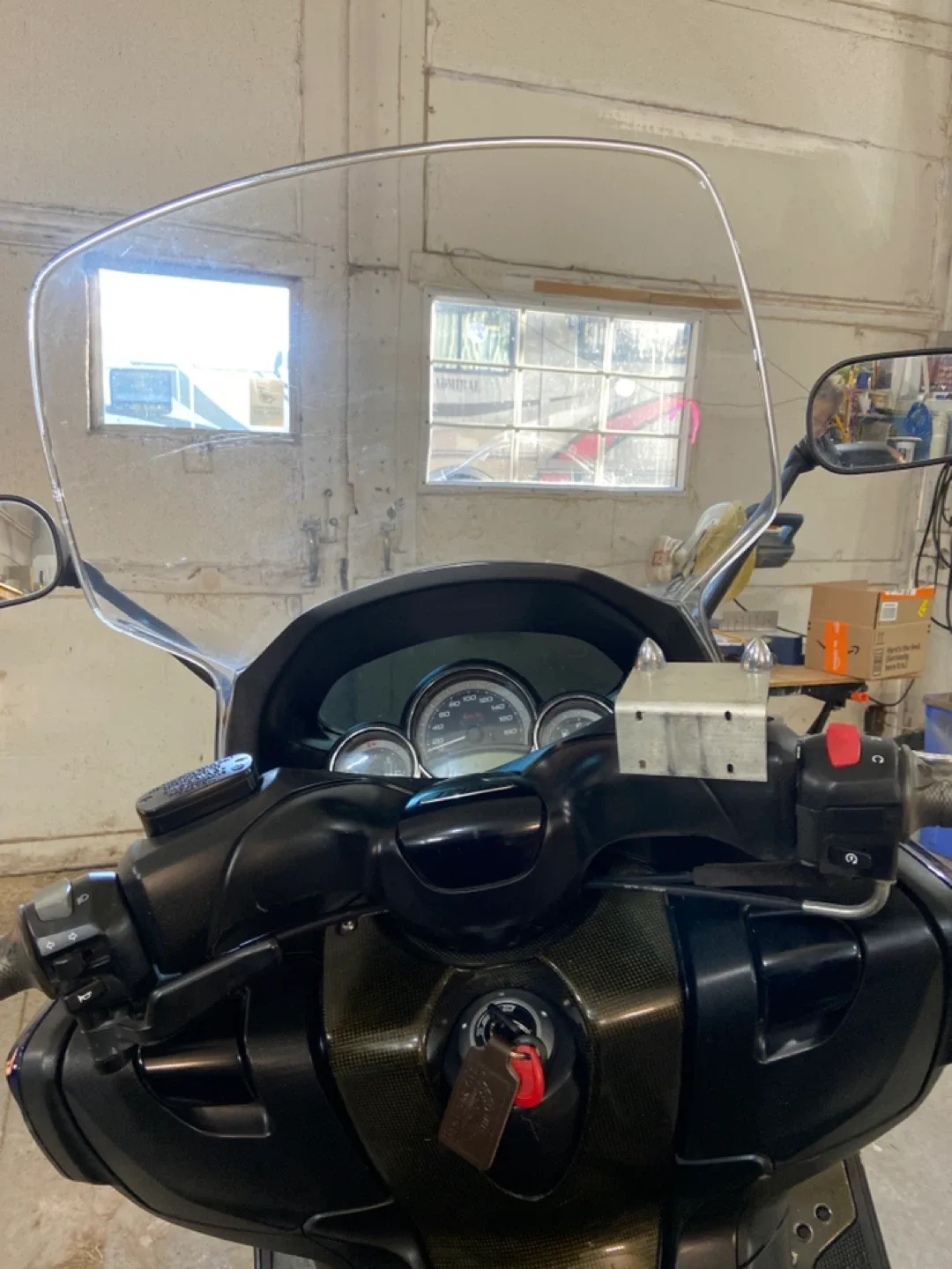 Yamaha TMAX Scooter - Blue & Black image indicator(7)