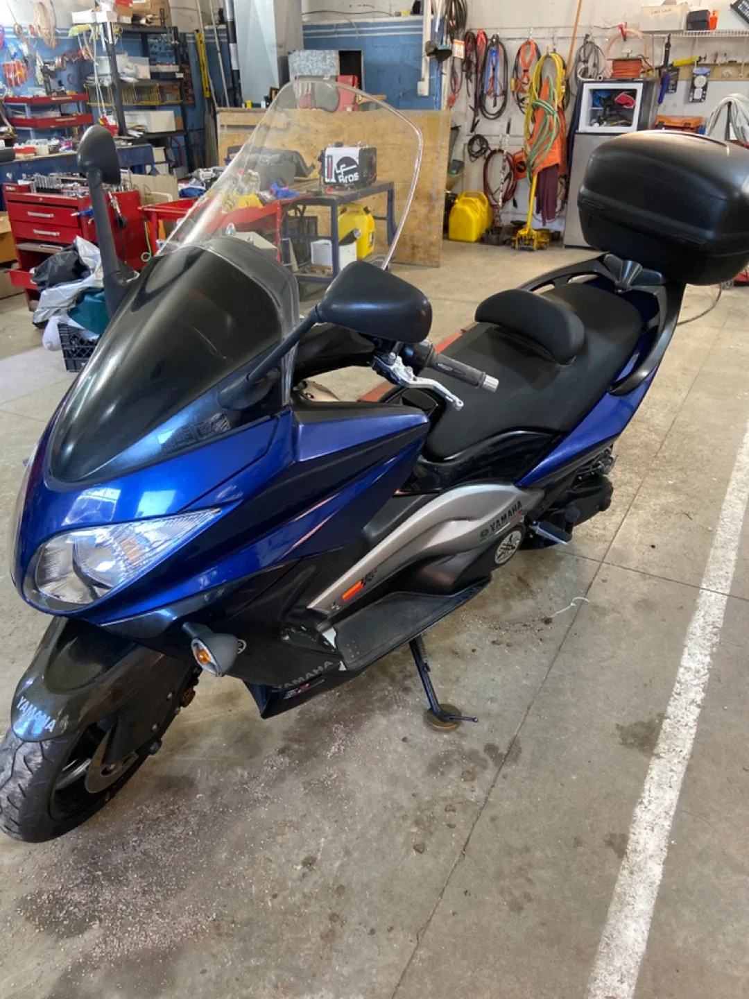 Yamaha TMAX Scooter - Blue & Black image indicator(3)