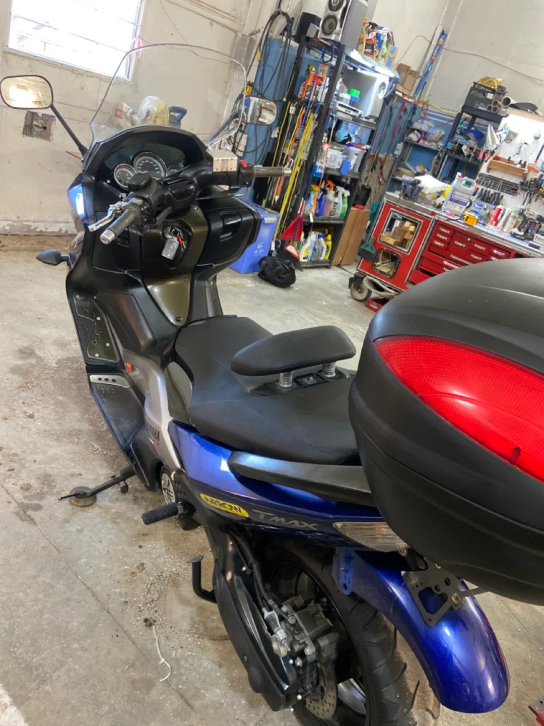 Yamaha TMAX Scooter - Blue & Black image indicator(4)