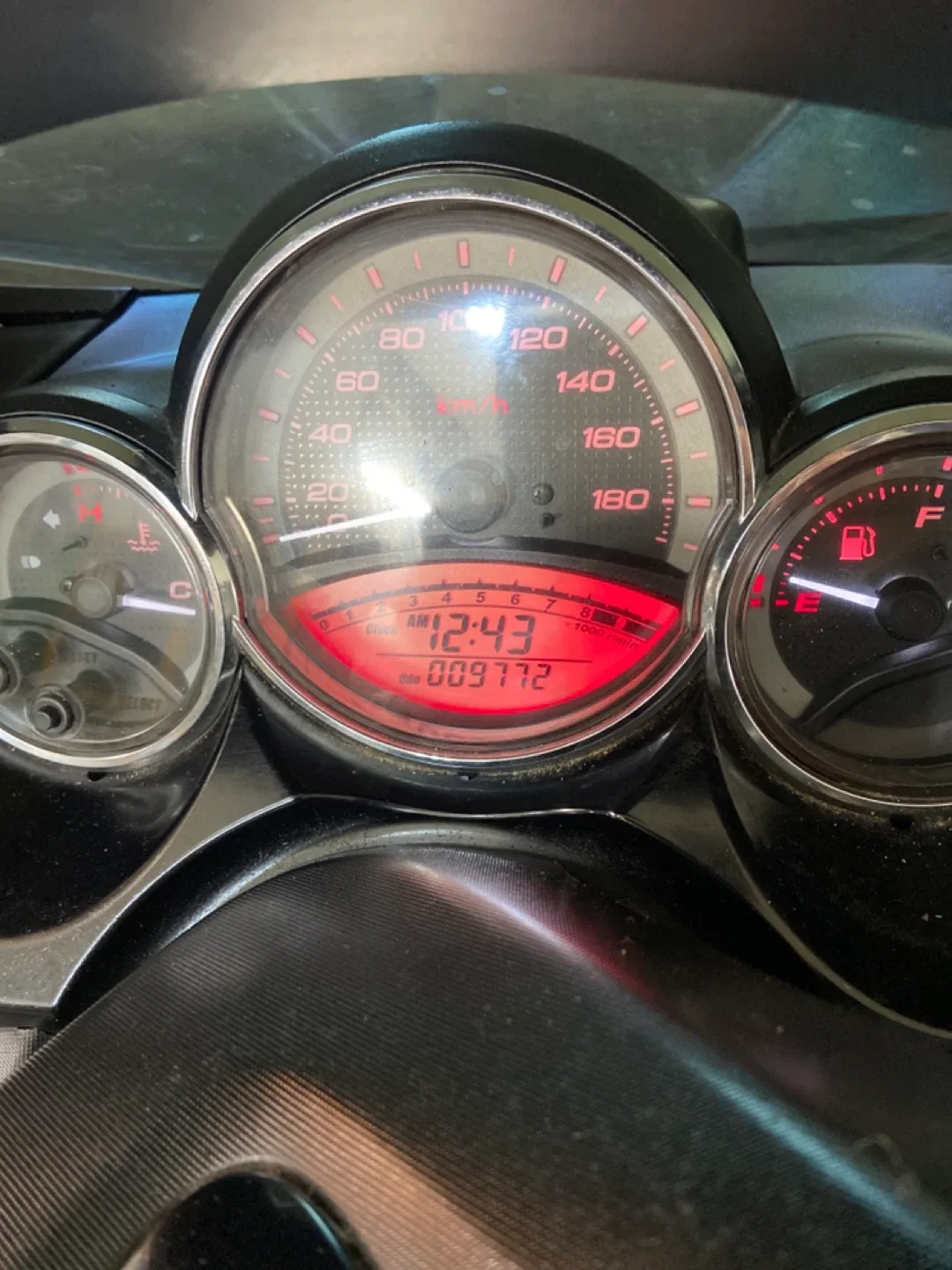 Yamaha TMAX Scooter - Blue & Black image indicator(6)