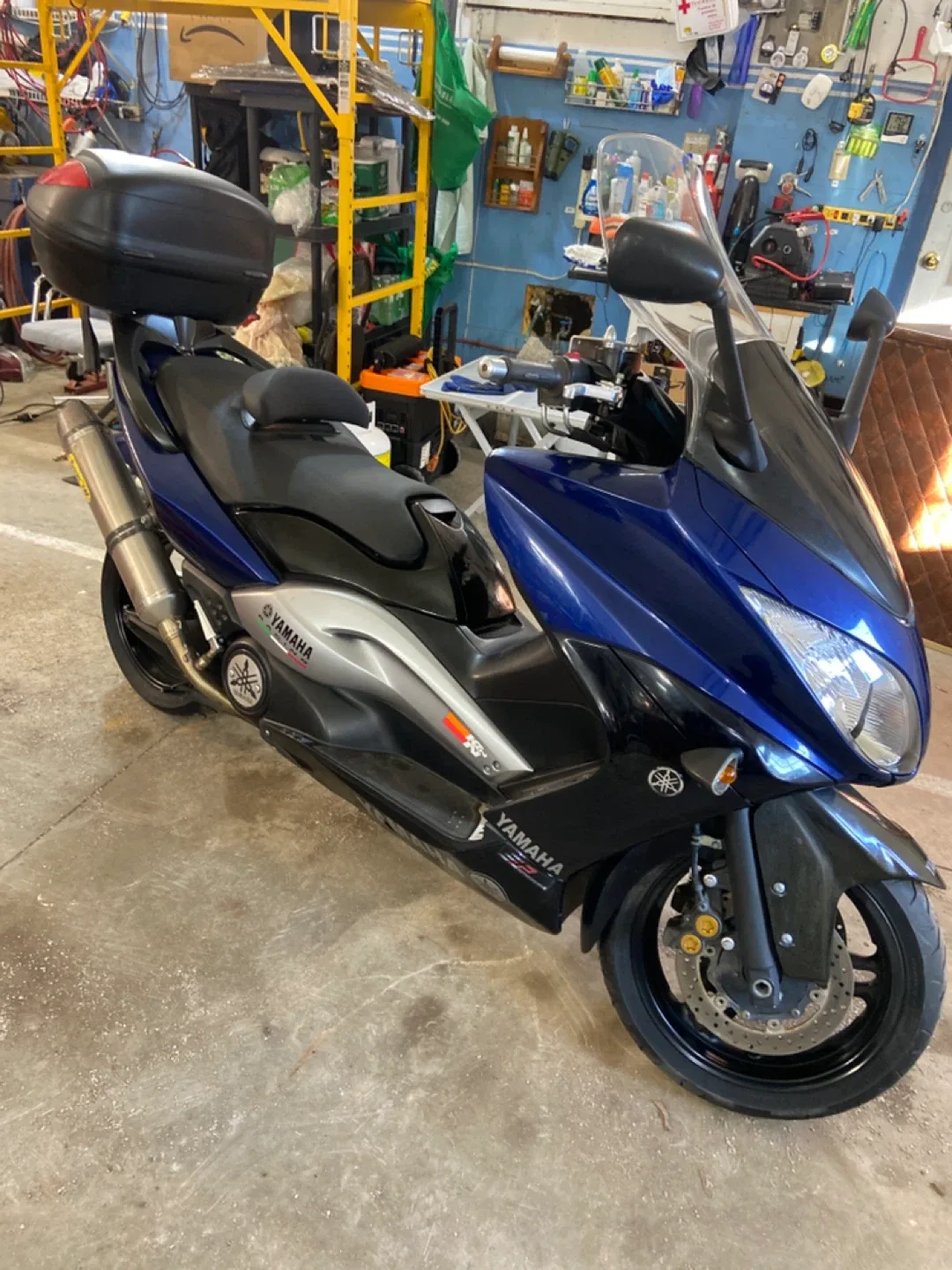 Yamaha TMAX Scooter - Blue & Black image indicator(2)