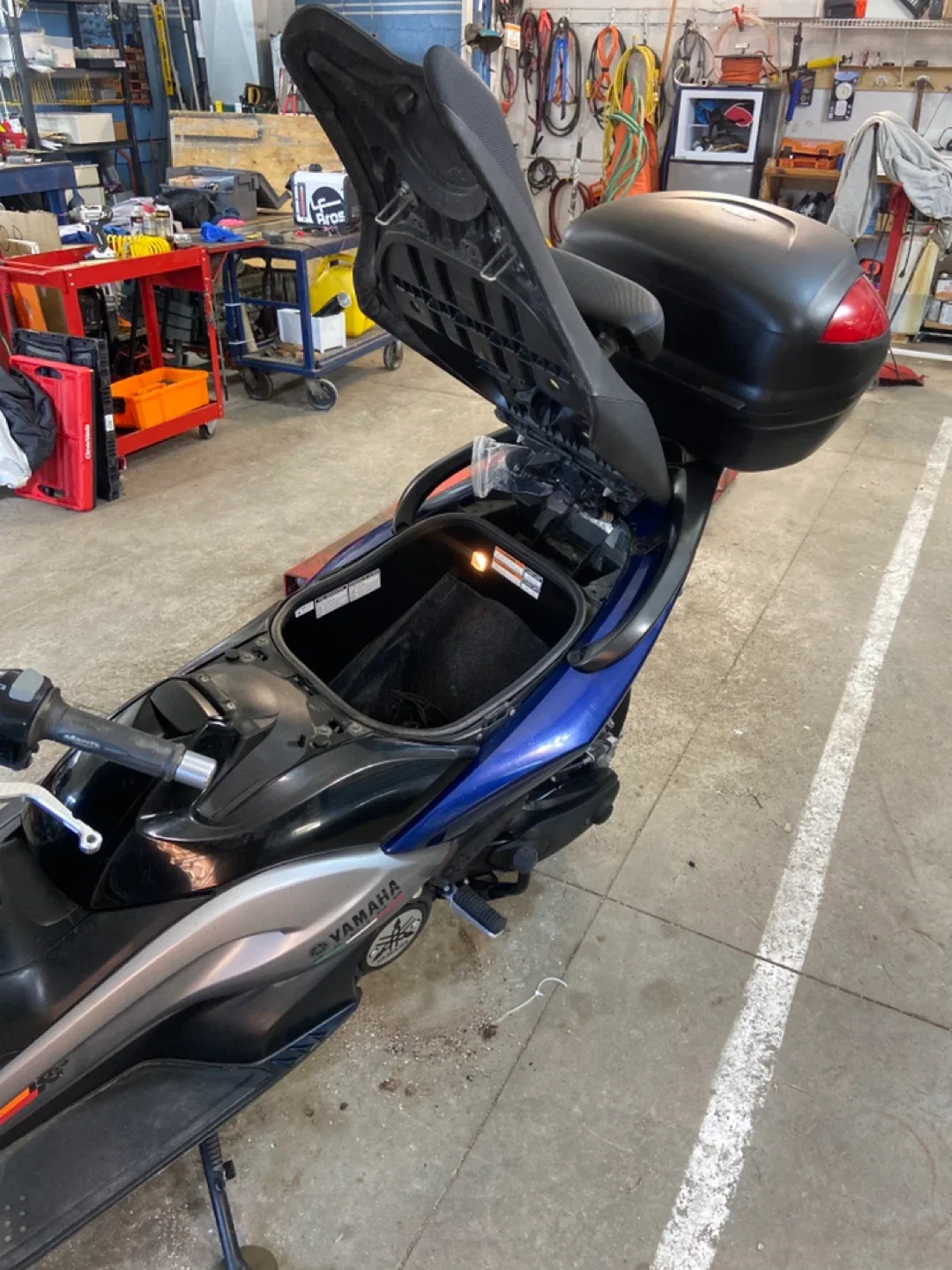 Yamaha TMAX Scooter - Blue & Black image indicator(5)