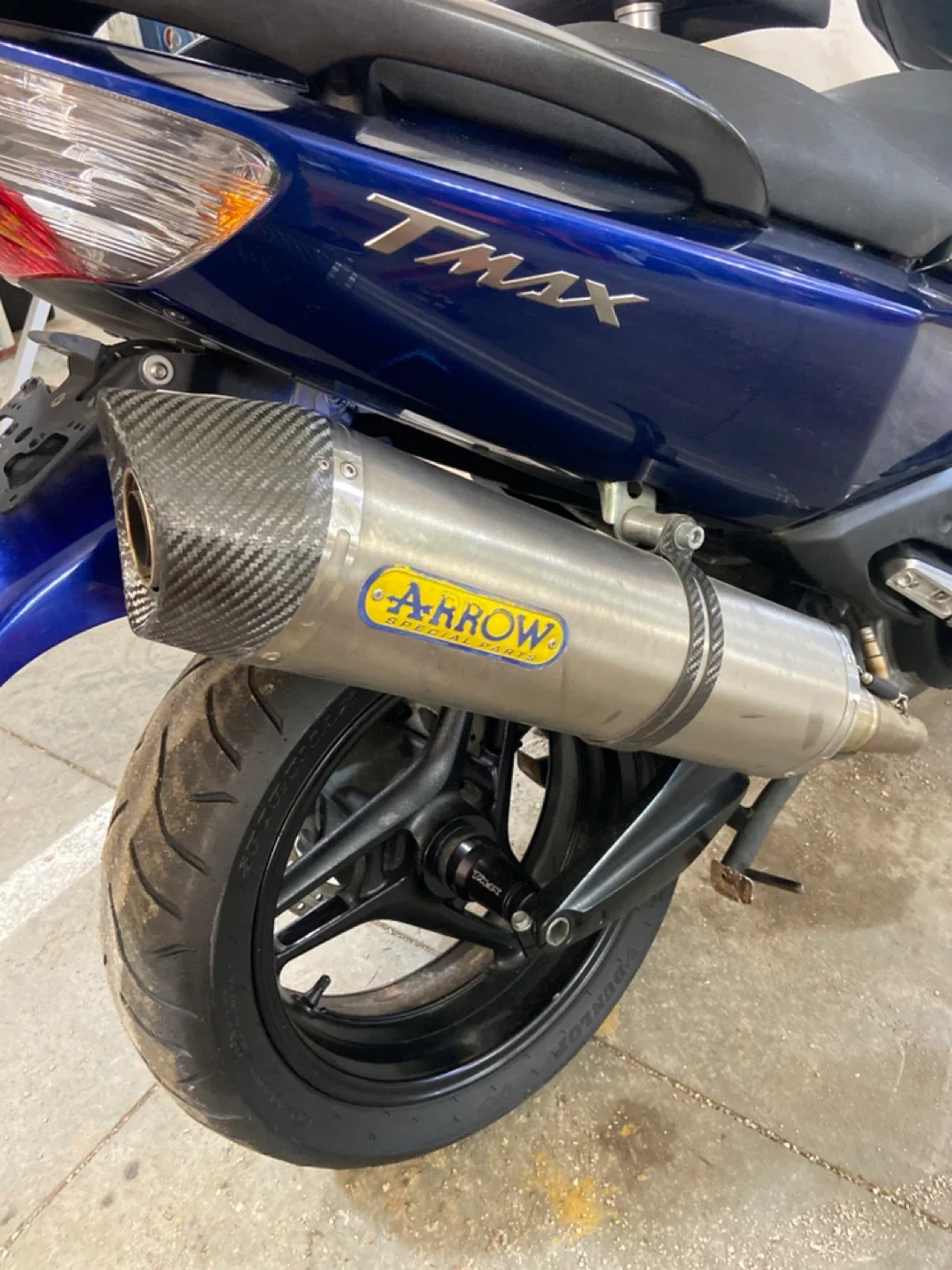 Yamaha TMAX Scooter - Blue & Black image indicator(8)