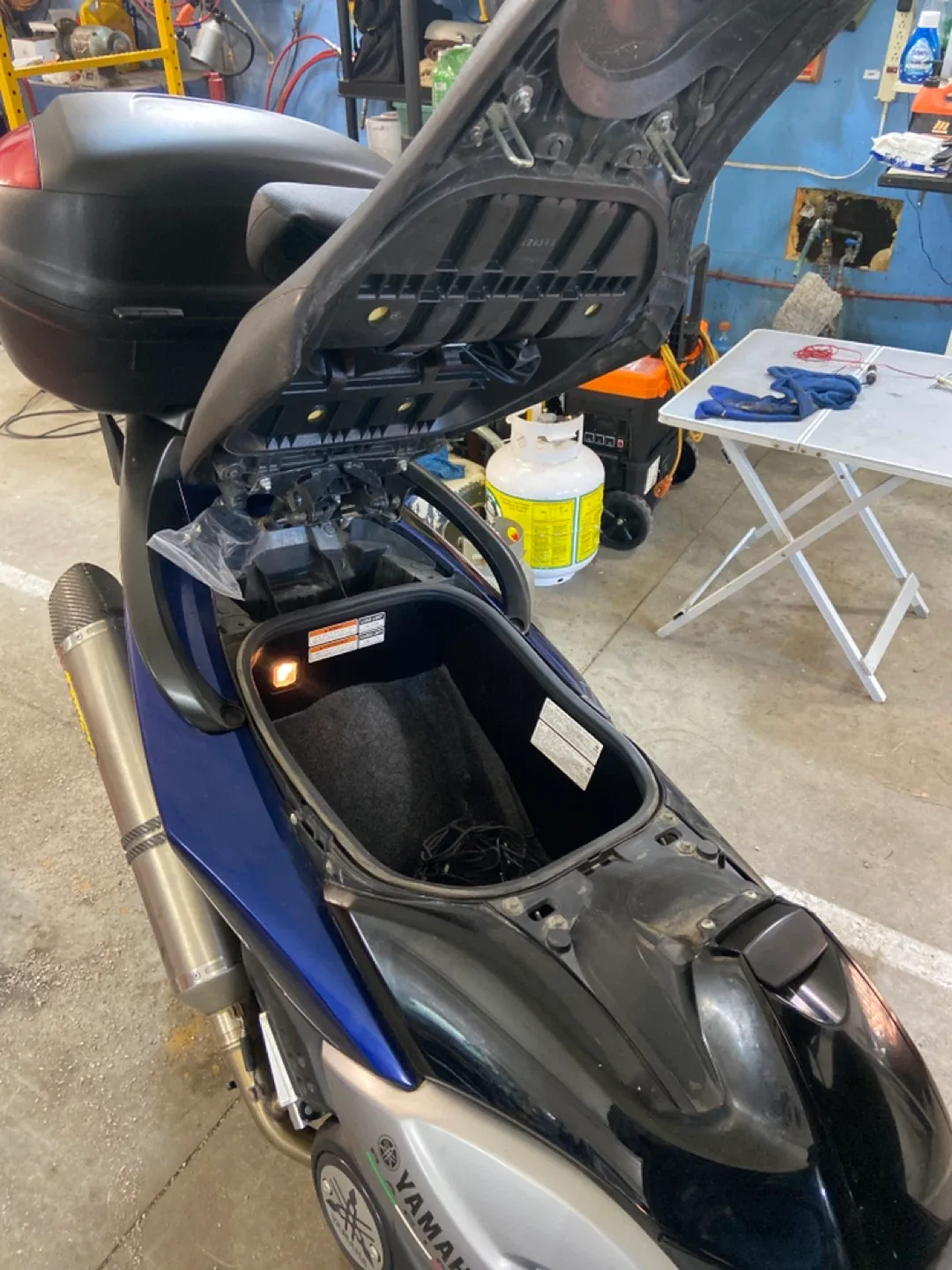 Yamaha TMAX Scooter - Blue & Black image indicator(9)