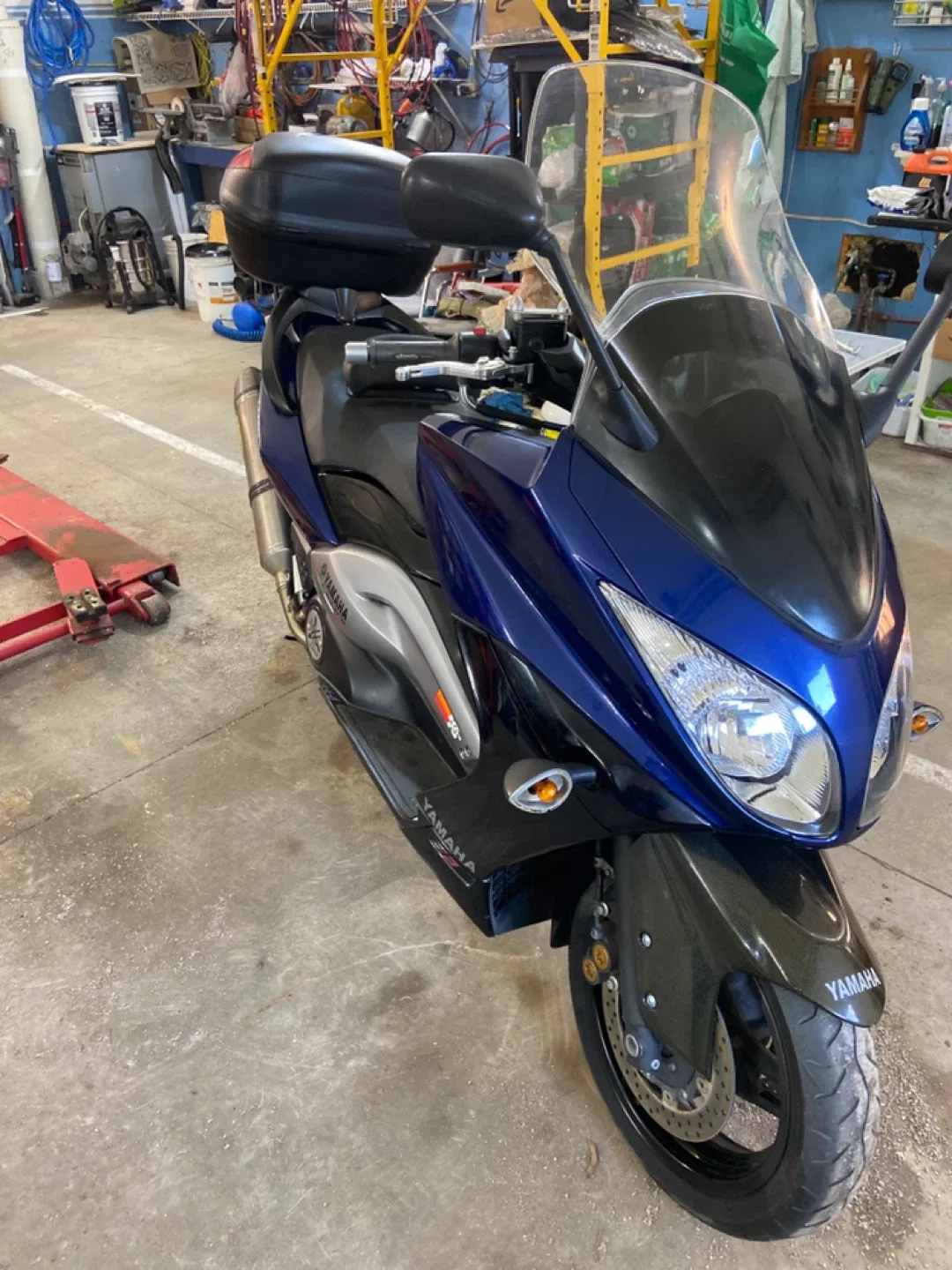 Yamaha TMAX Scooter - Blue & Black image indicator(10)