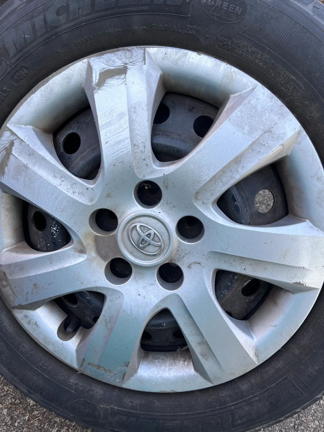 Michelin Defender 215/60R16 Tires on Toyota Rims image indicator(2)