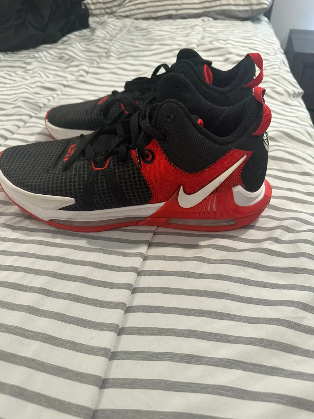 Nike LeBron Witness VII Basketball Shoes image indicator(3)
