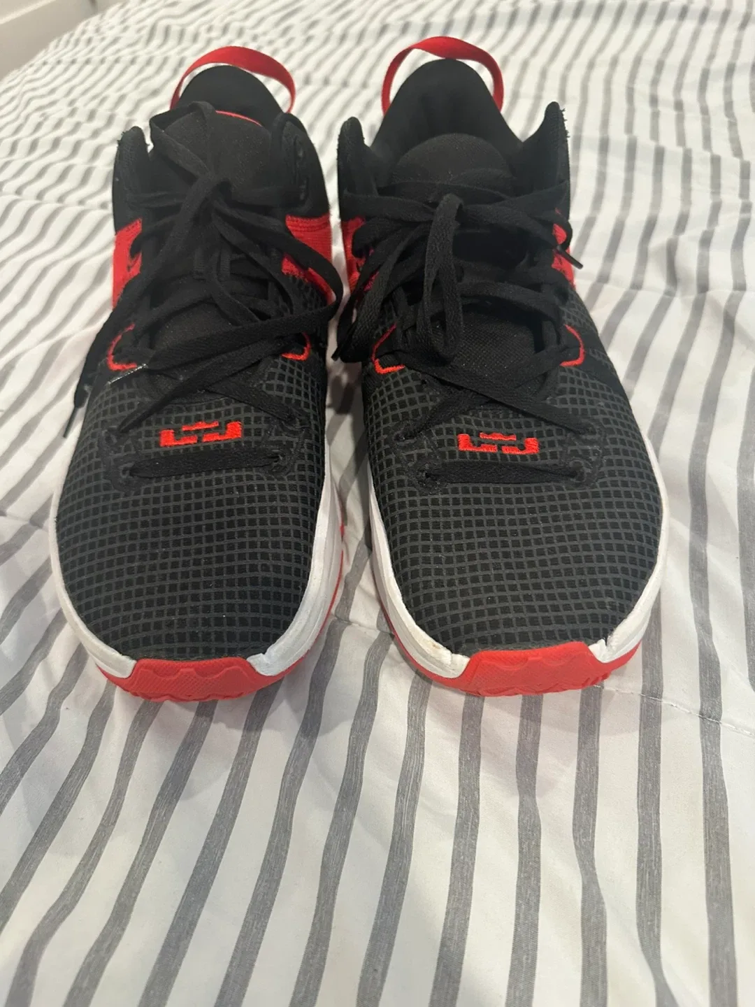 Nike LeBron Witness VII Basketball Shoes image indicator(5)