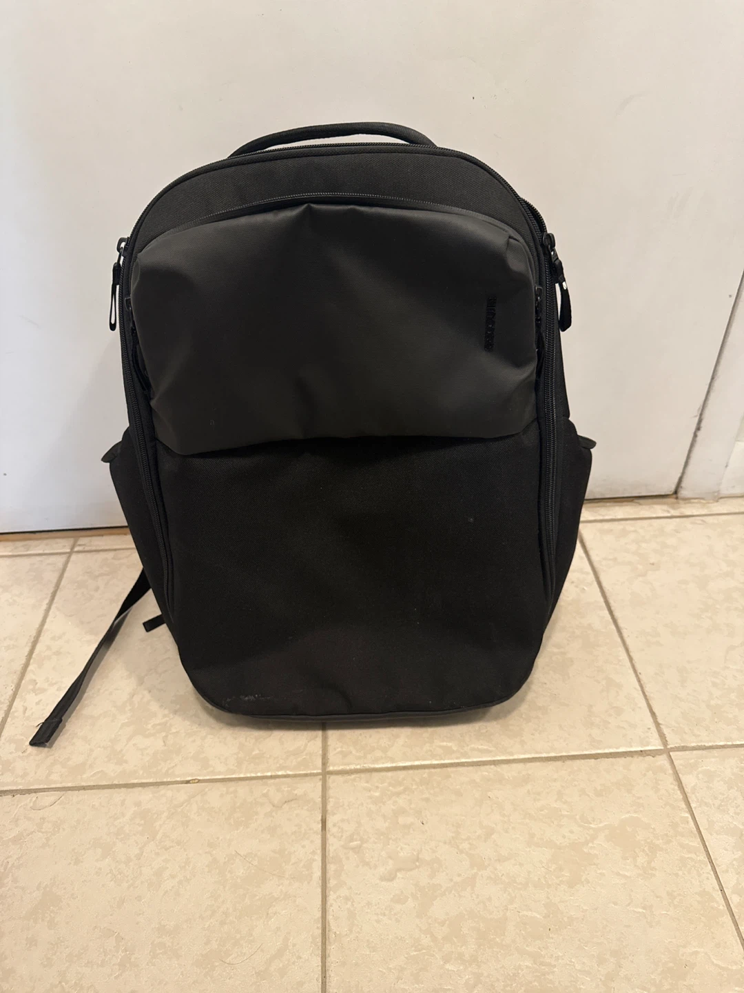 Incase A.R.C. Daypack Black