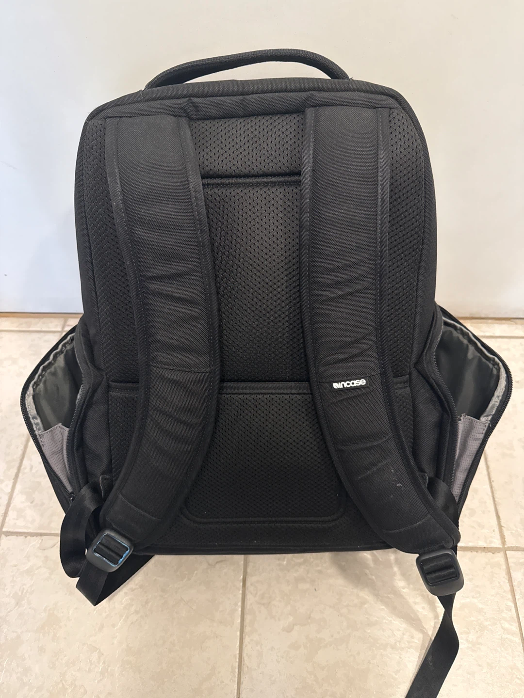 Incase A.R.C. Daypack Black - photo 4
