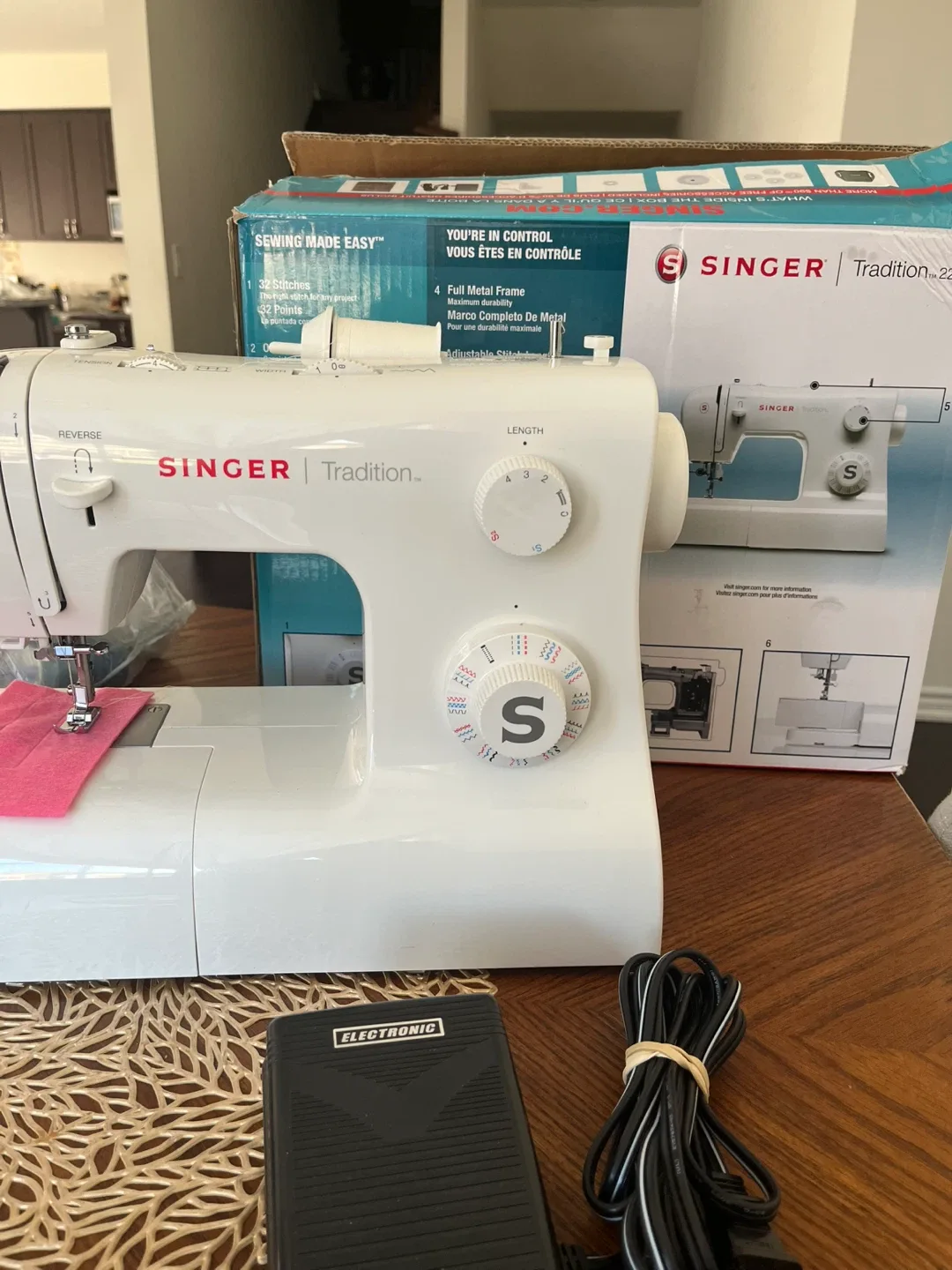 Singer Tradition 2250 Sewing Machine - Like New!