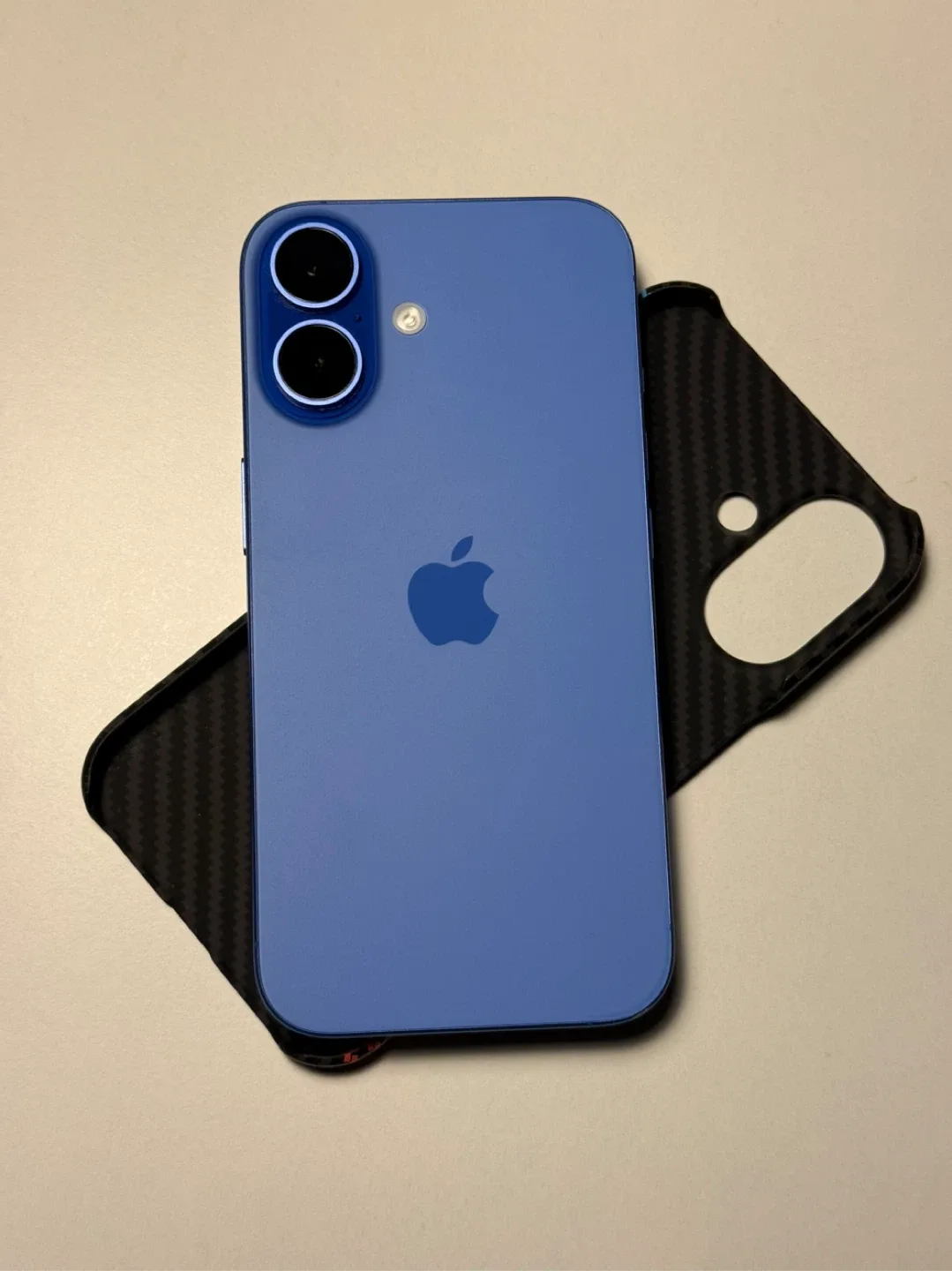 iPhone 16 - Ultramarine Blue