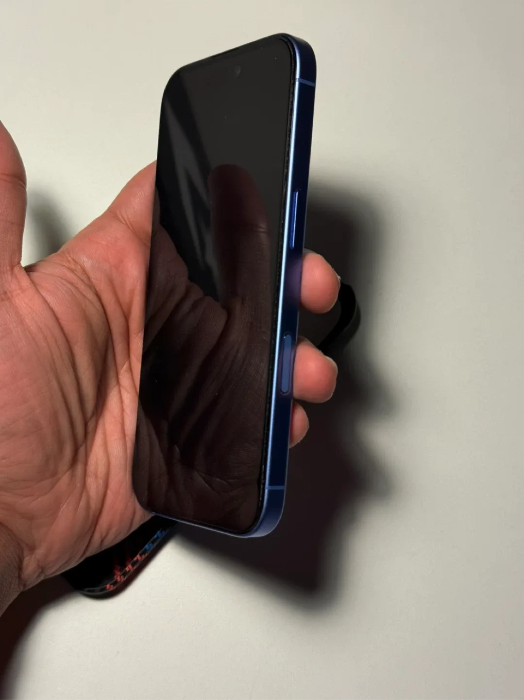 iPhone 16 - Ultramarine Blue image indicator(6)