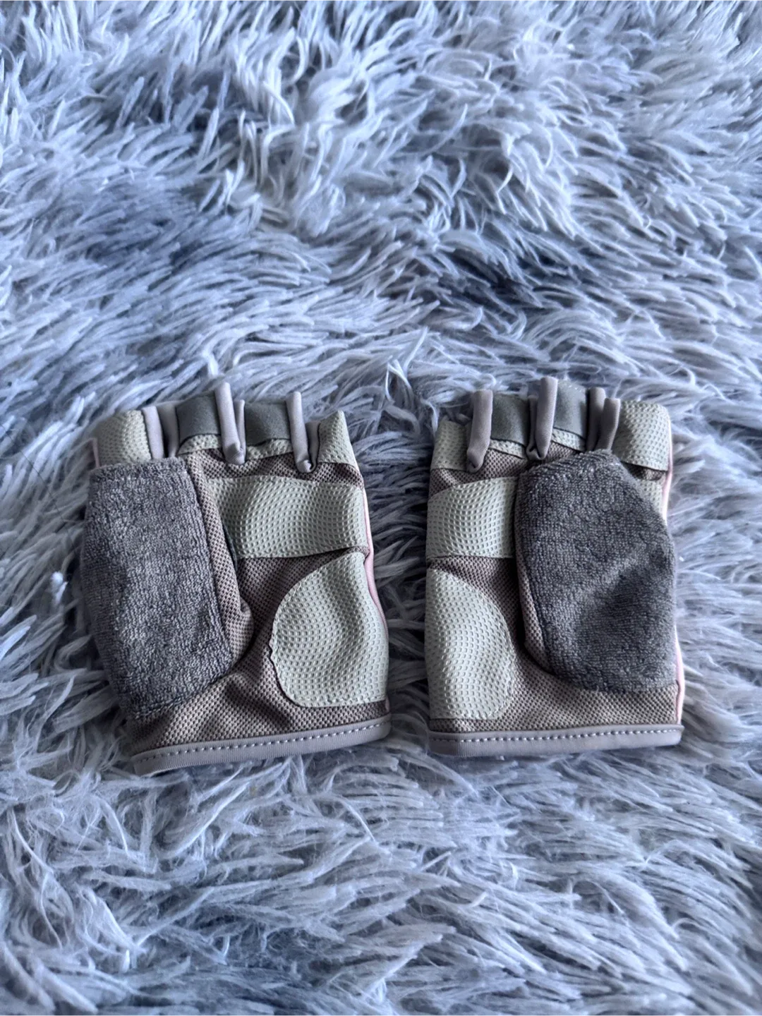 Pink & Grey Training Gloves image indicator(4)