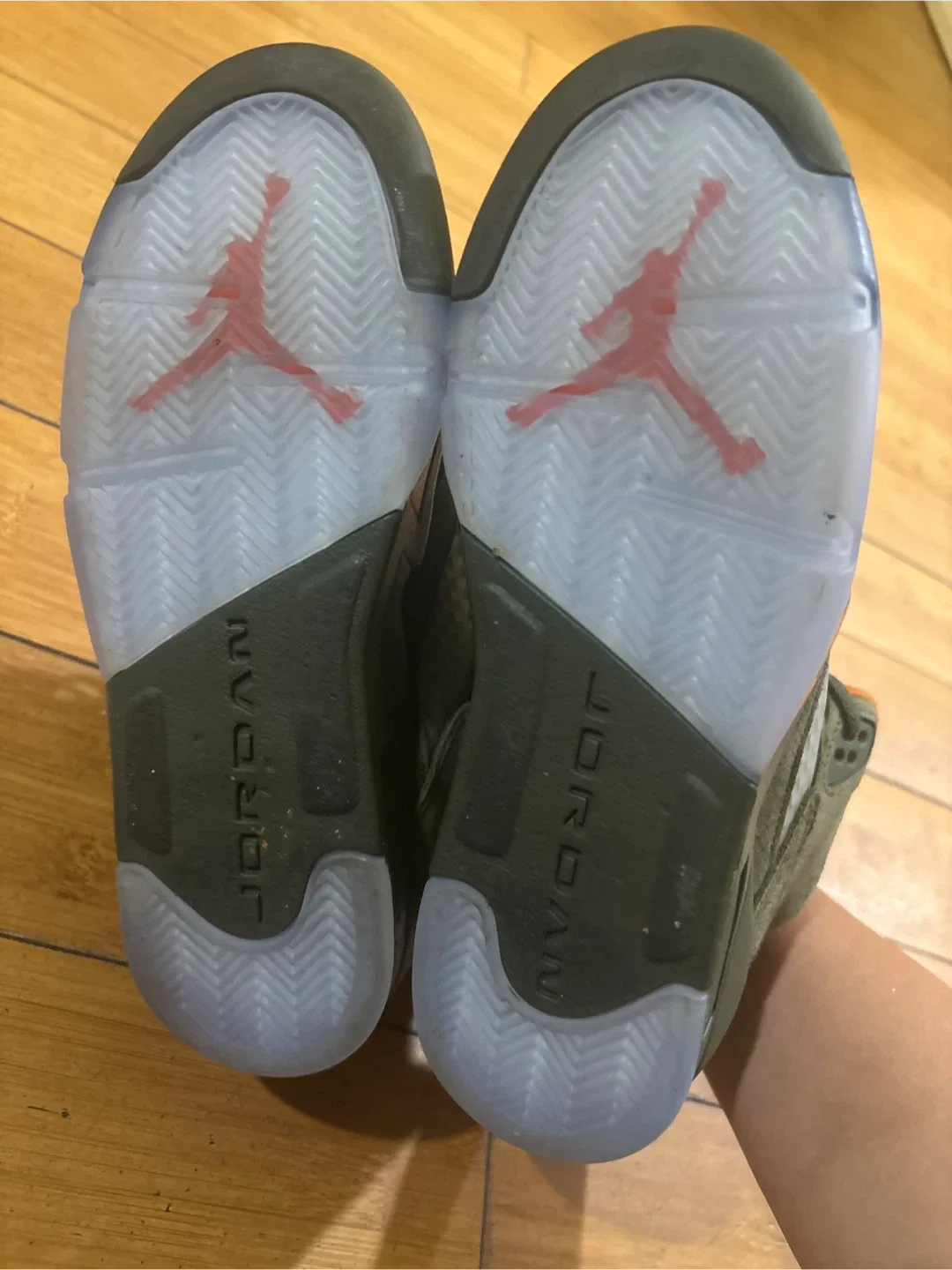 Jordan 5 Retro Olive Green image indicator(3)