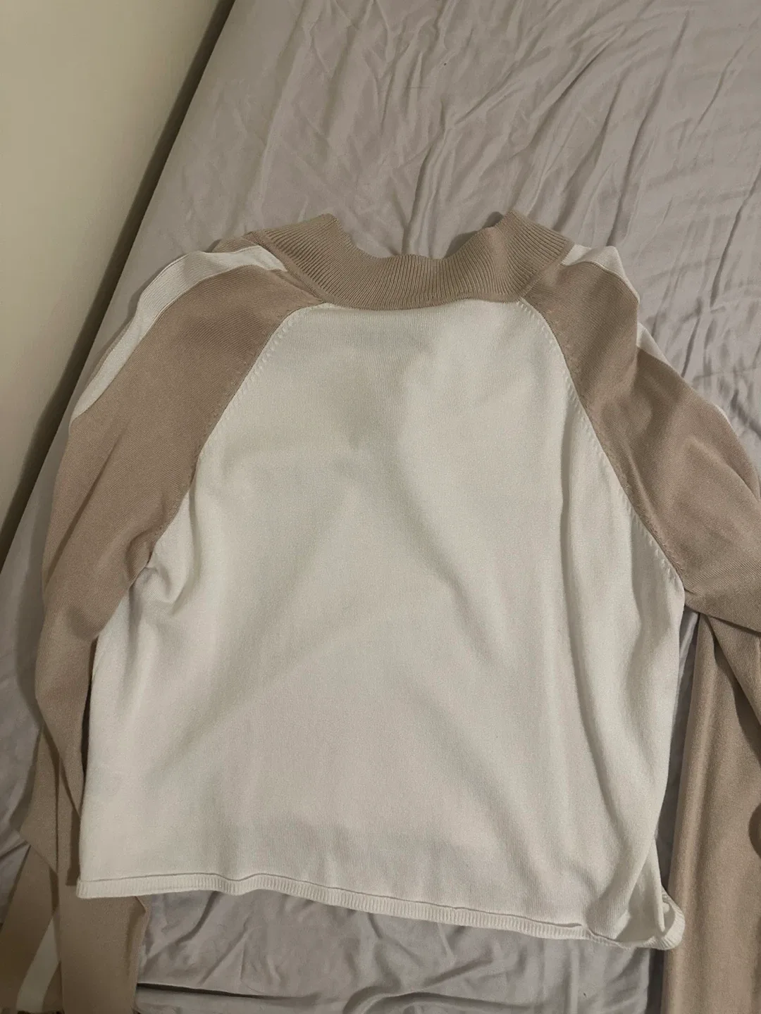 Two tone Sweater image indicator(3)