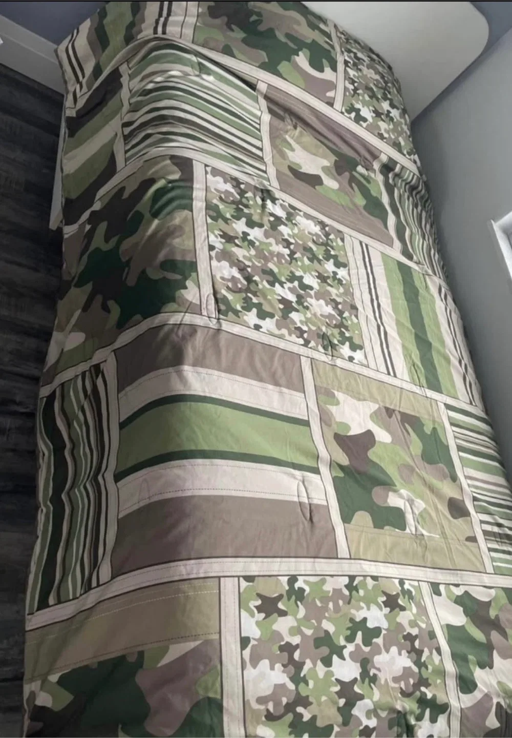 Twin Camouflage Patterned Comforter