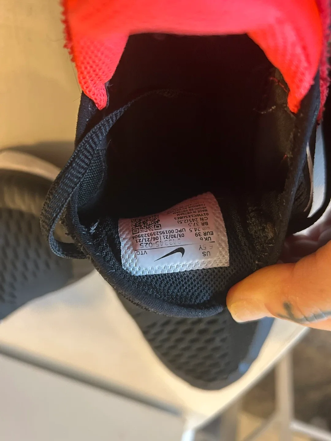 Nike Air Max - Black/Red - US 8.5 image indicator(4)