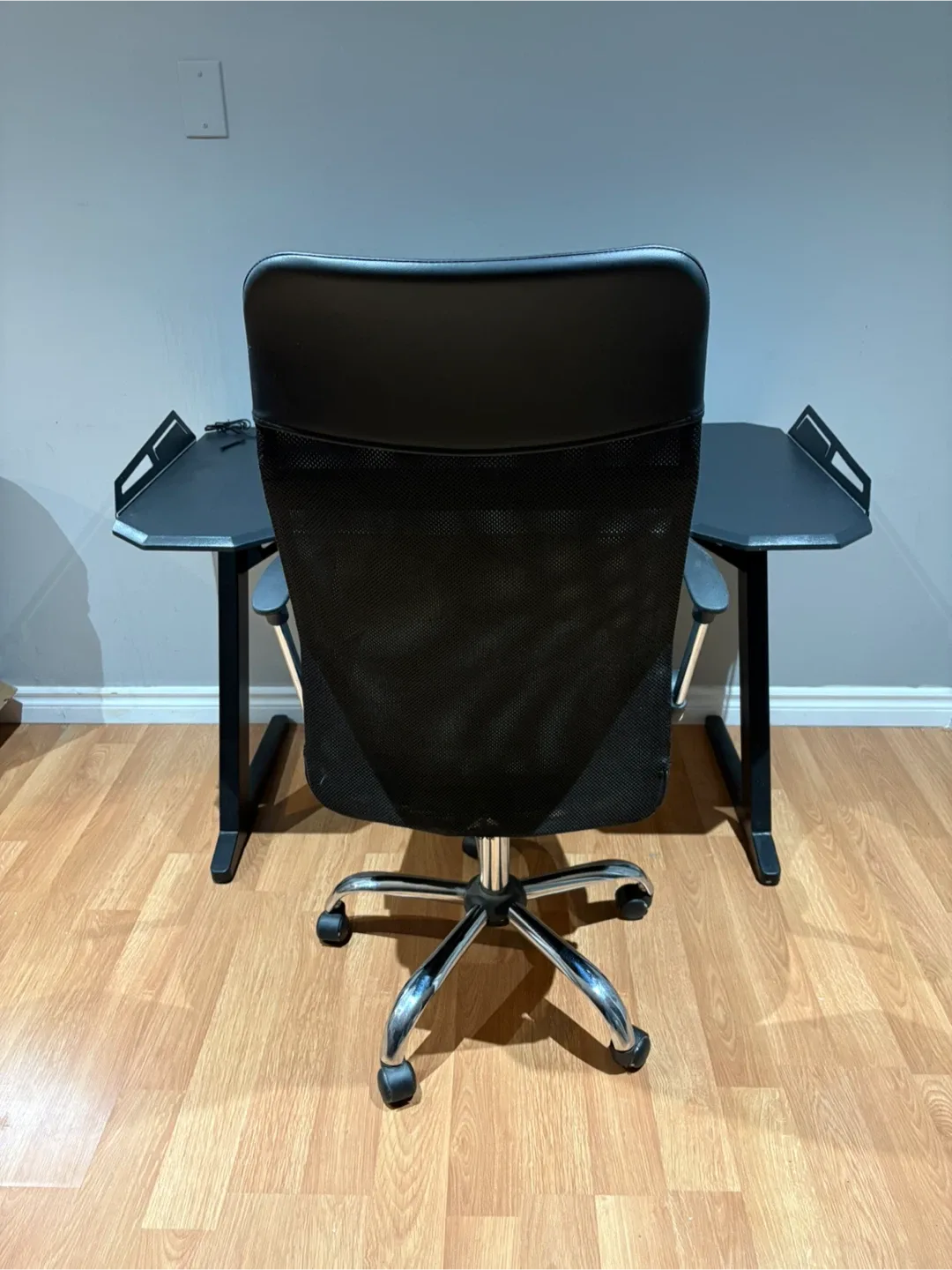 Black Office Chair and Desk image indicator(2)
