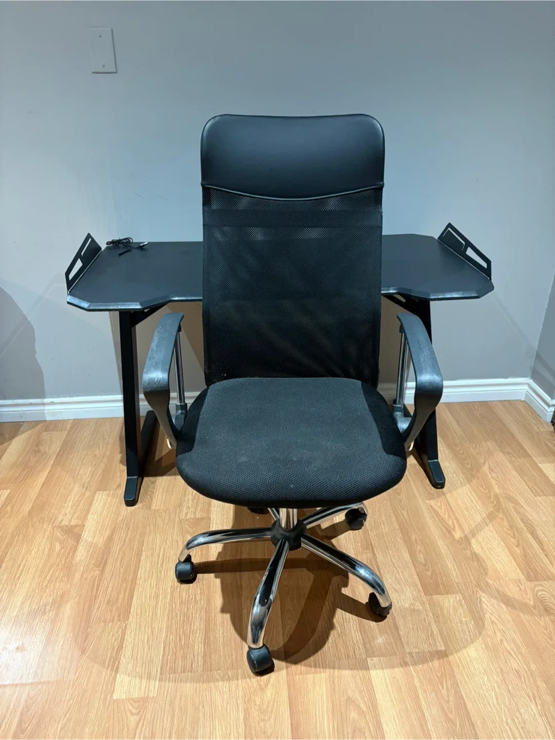 Black Office Chair and Desk image indicator(3)