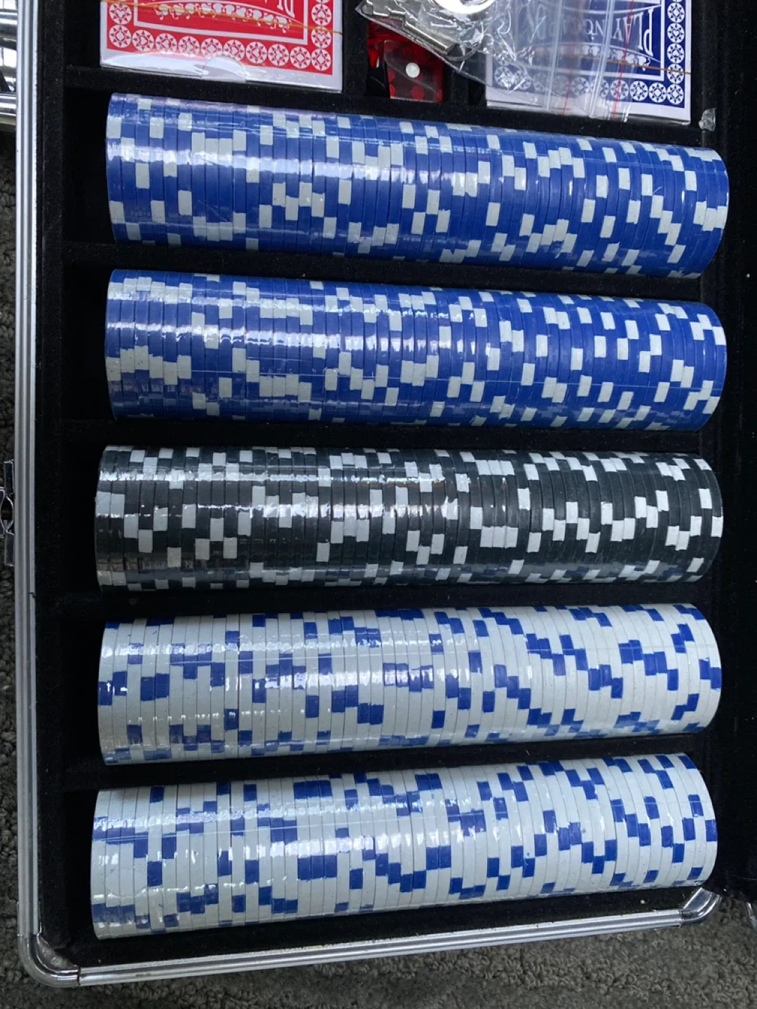 Poker Set with Aluminum Case image indicator(2)