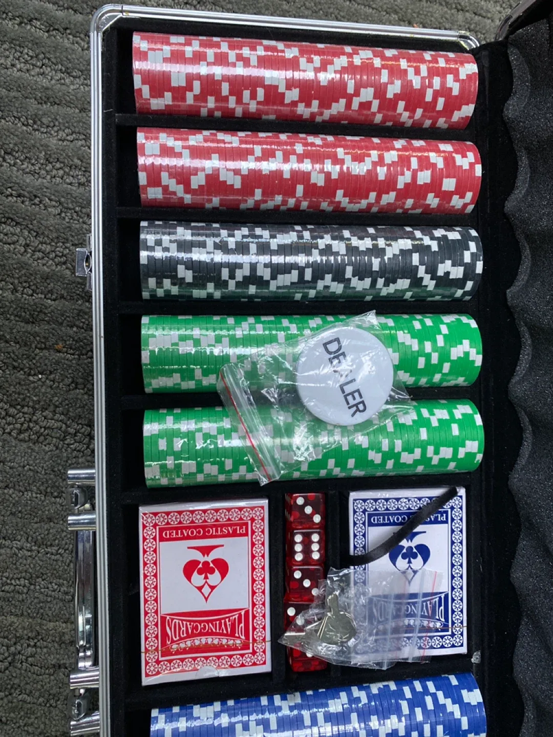Poker Set with Aluminum Case image indicator(3)