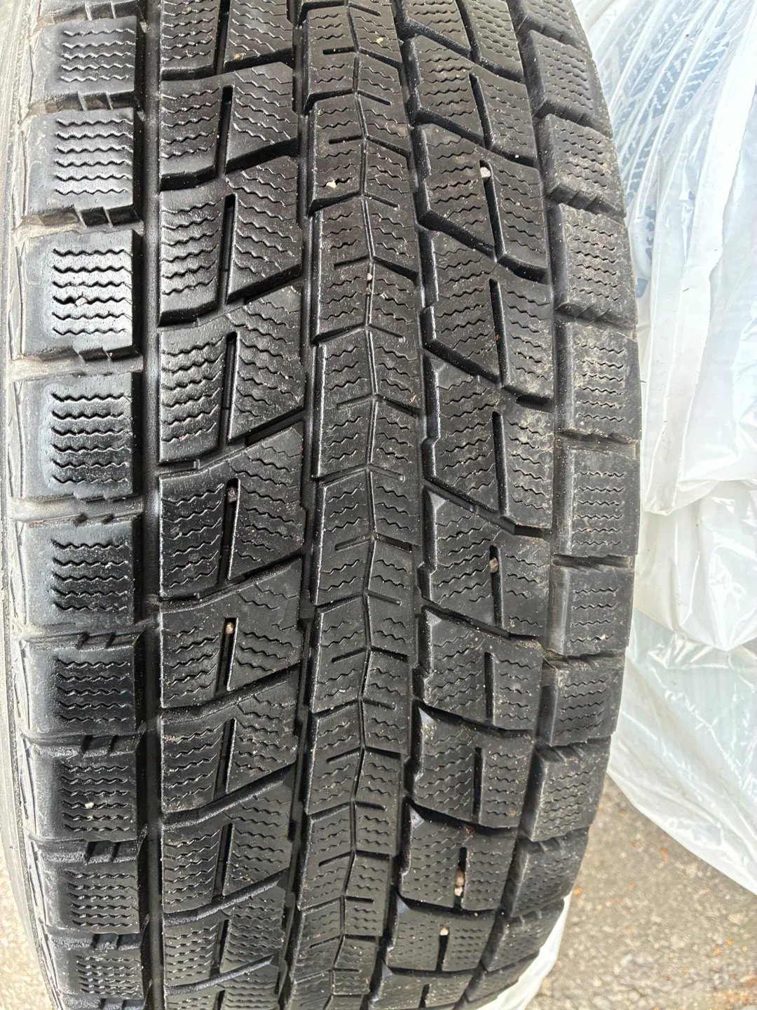 Dunlop Winter Maxx 265/60R18 Tire on Ford Rim image indicator(3)