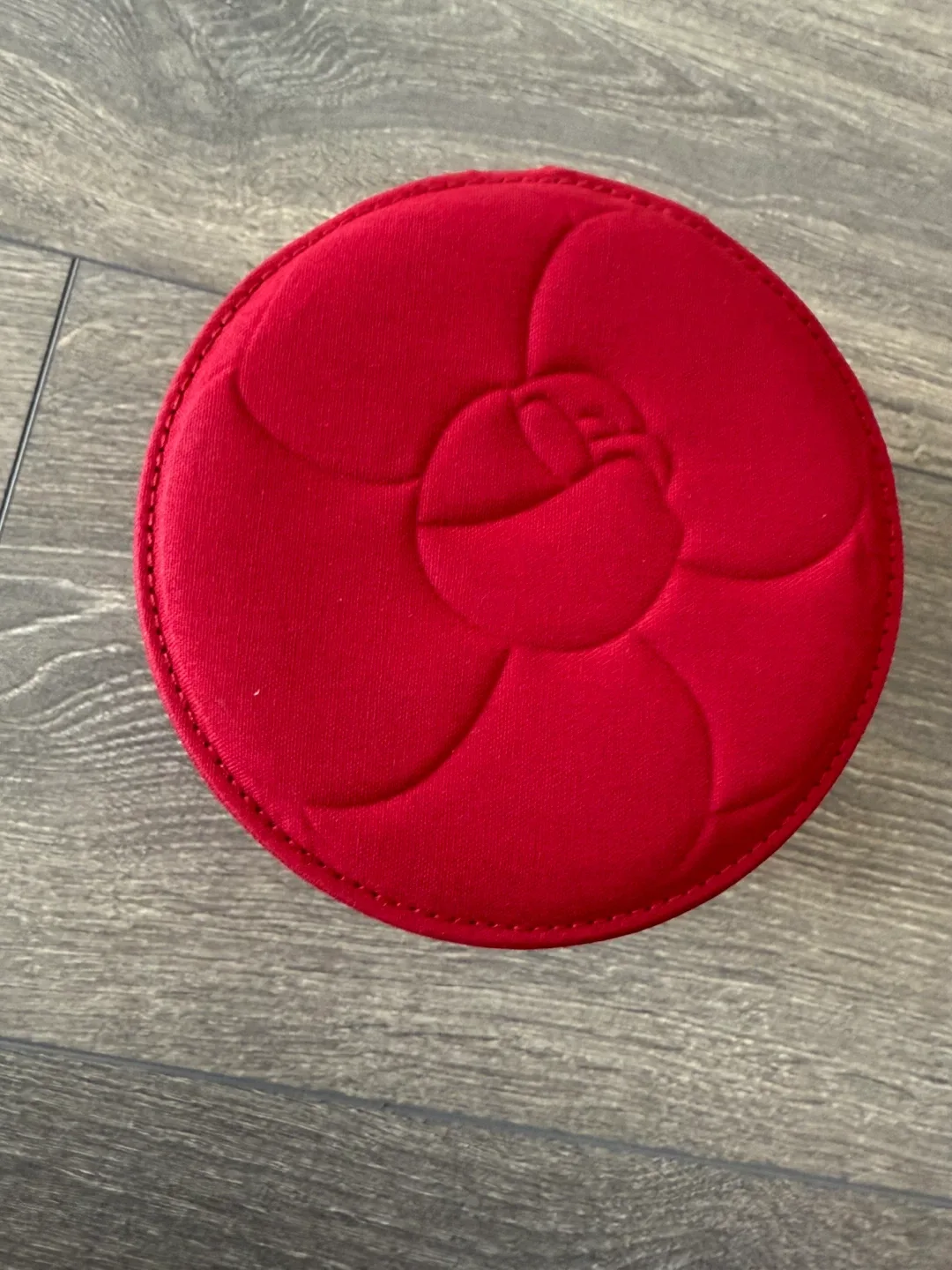 Chanel N°1 de Chanel Red Case image indicator(2)