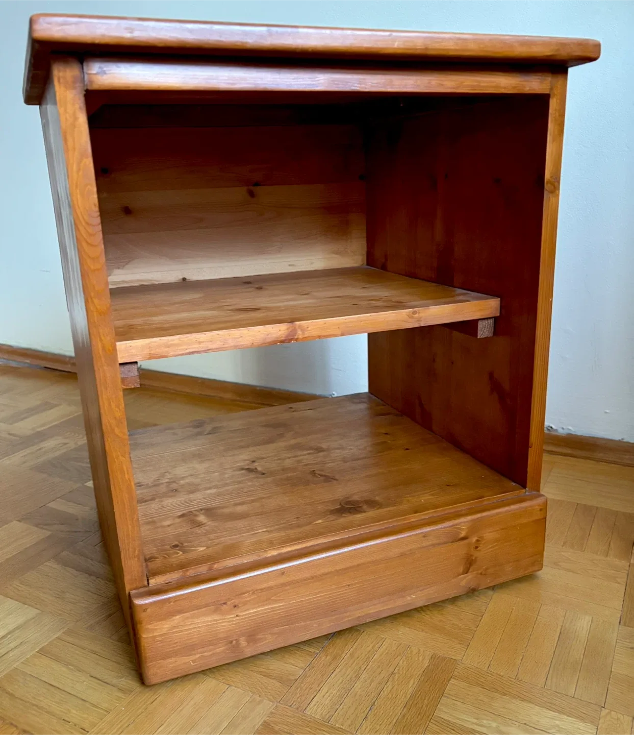 Vintage Side Table with Shelf image indicator(3)