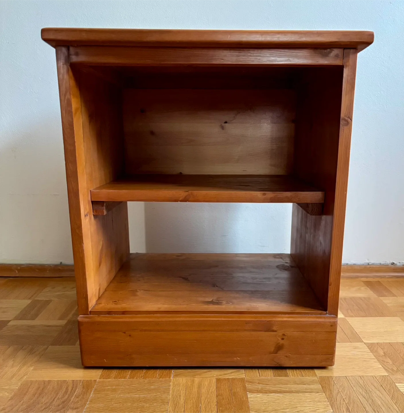 Vintage Side Table with Shelf image indicator(4)