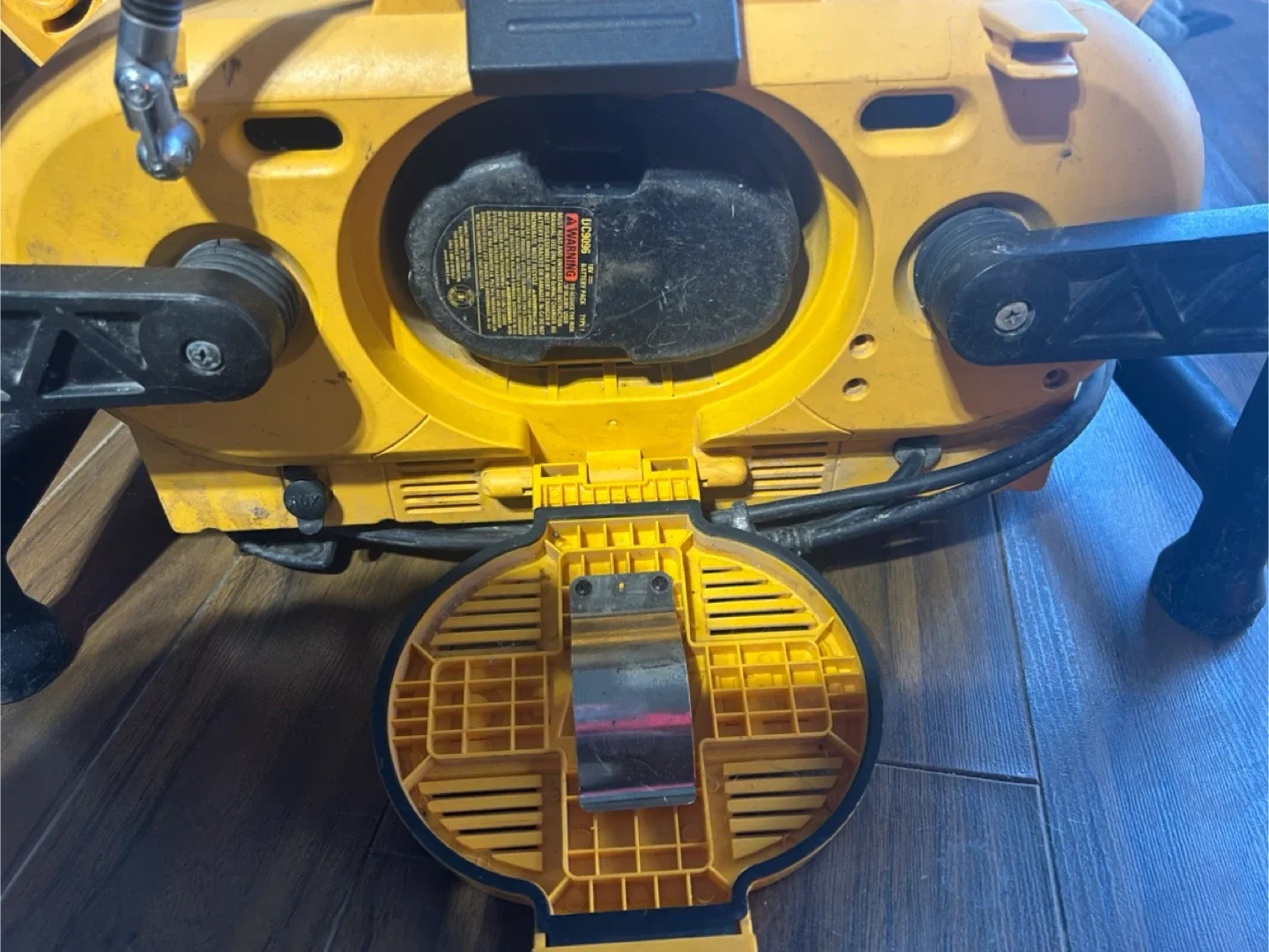 DeWalt DC011 Work Site Radio/Charger image indicator(2)