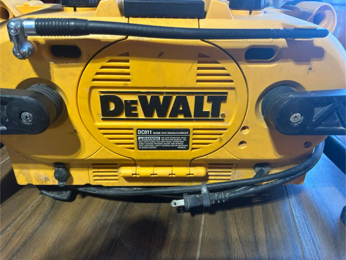 DeWalt DC011 Work Site Radio/Charger image indicator(3)