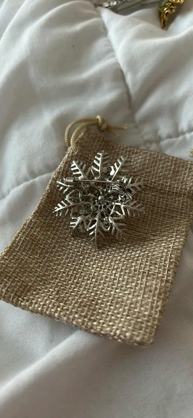 Snowflake Pearl Brooch image indicator(3)