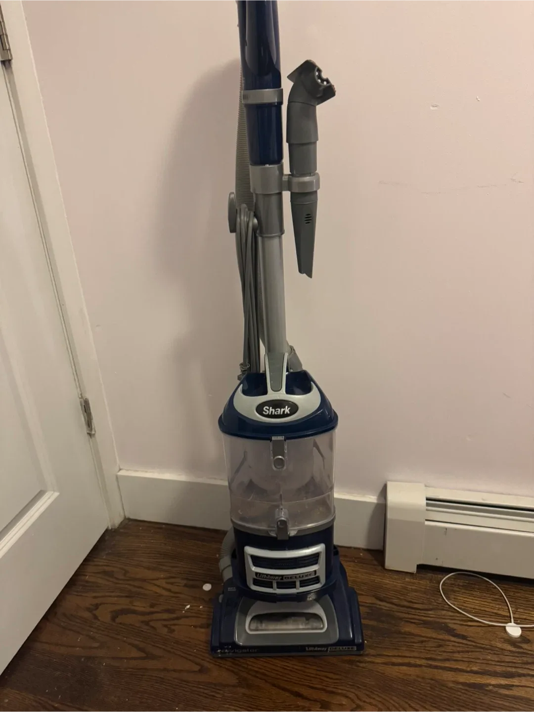 Shark Navigator Lift-Away Deluxe Vacuum