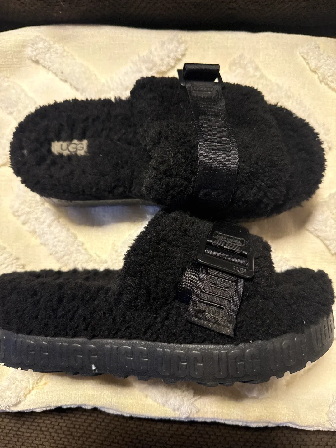 UGG Women's Oh Yeah Black Slippers image indicator(2)