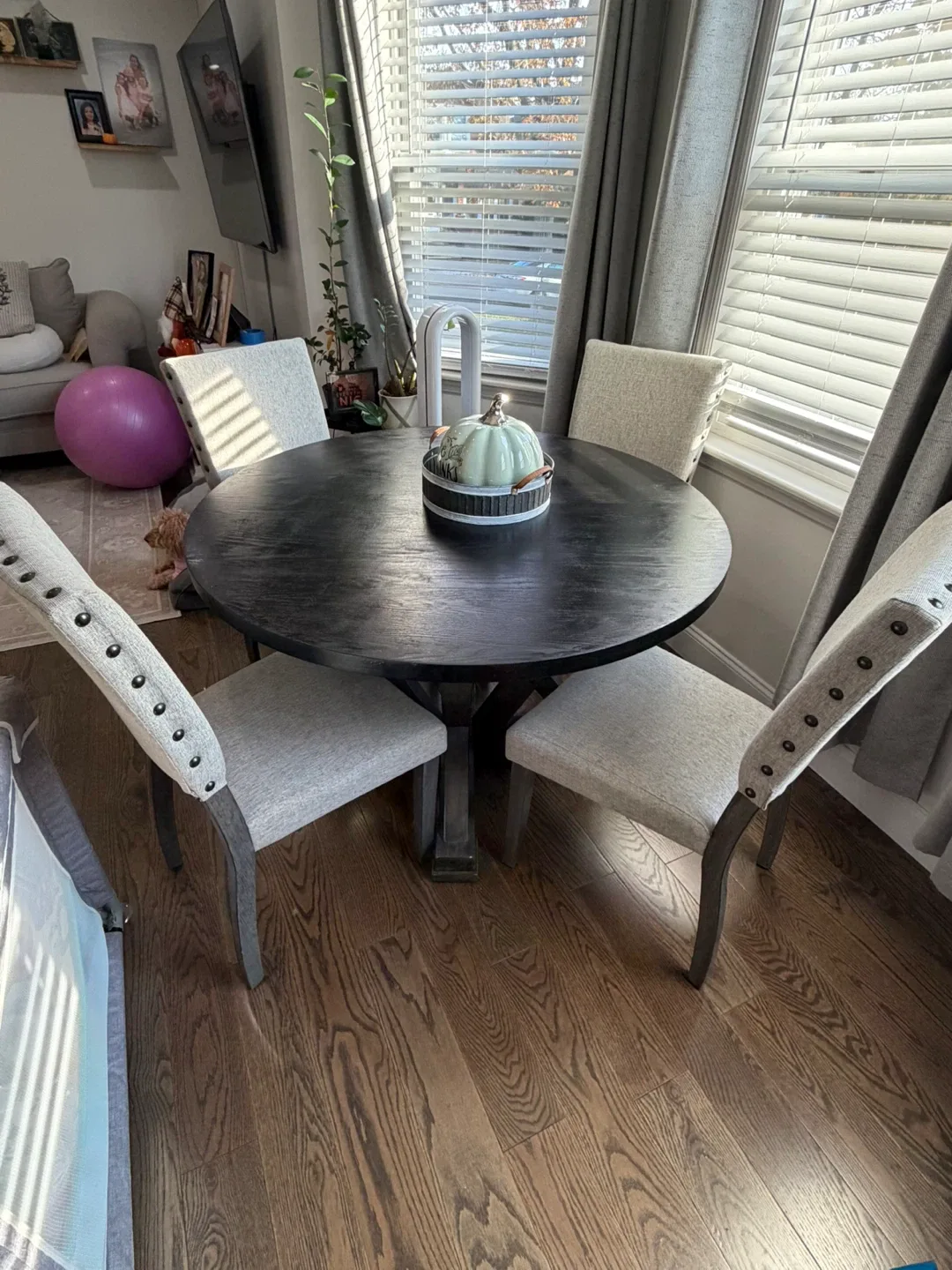 Round Dining Table with Four Chairs image indicator(3)