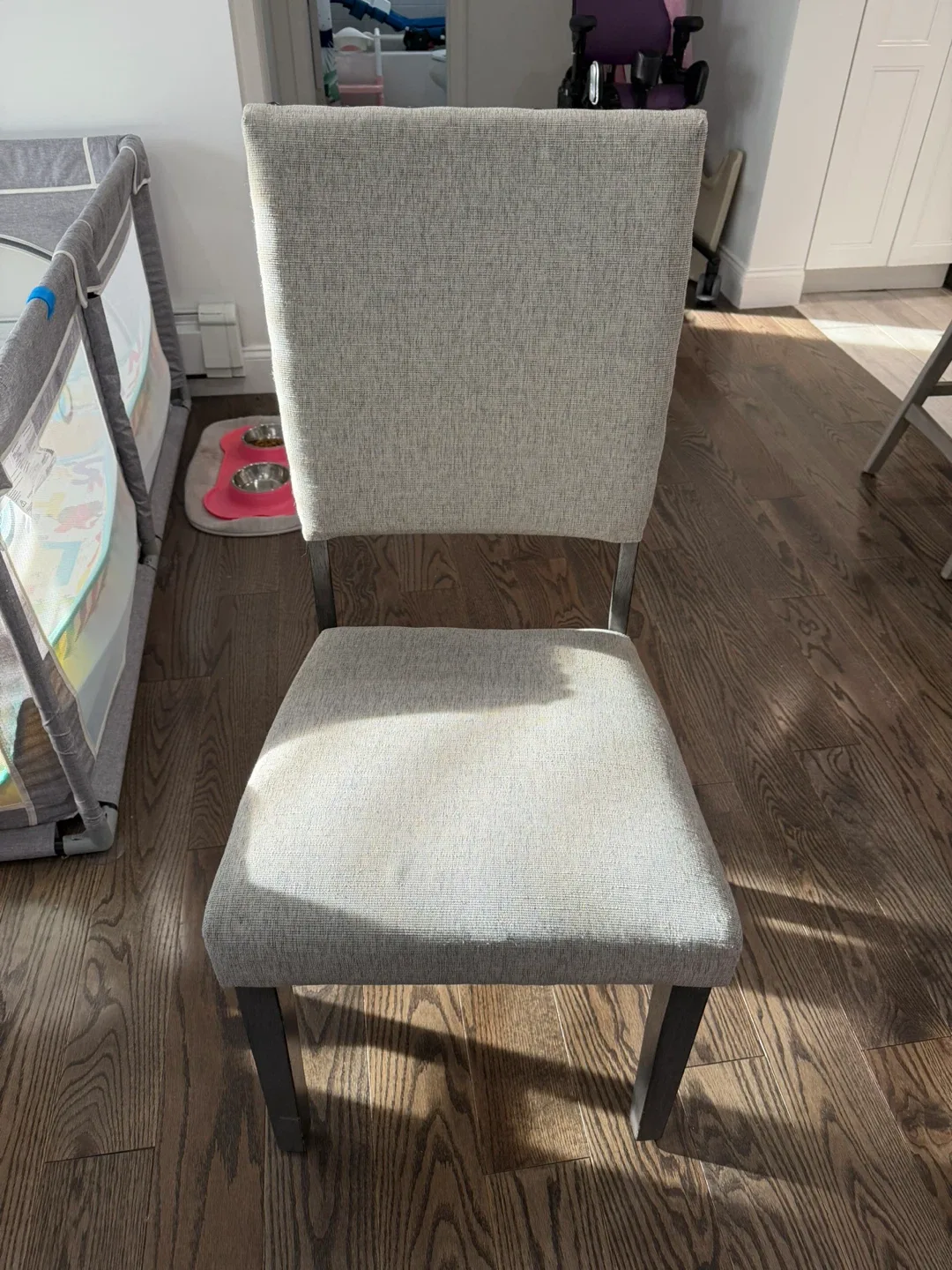 Round Dining Table with Four Chairs image indicator(6)