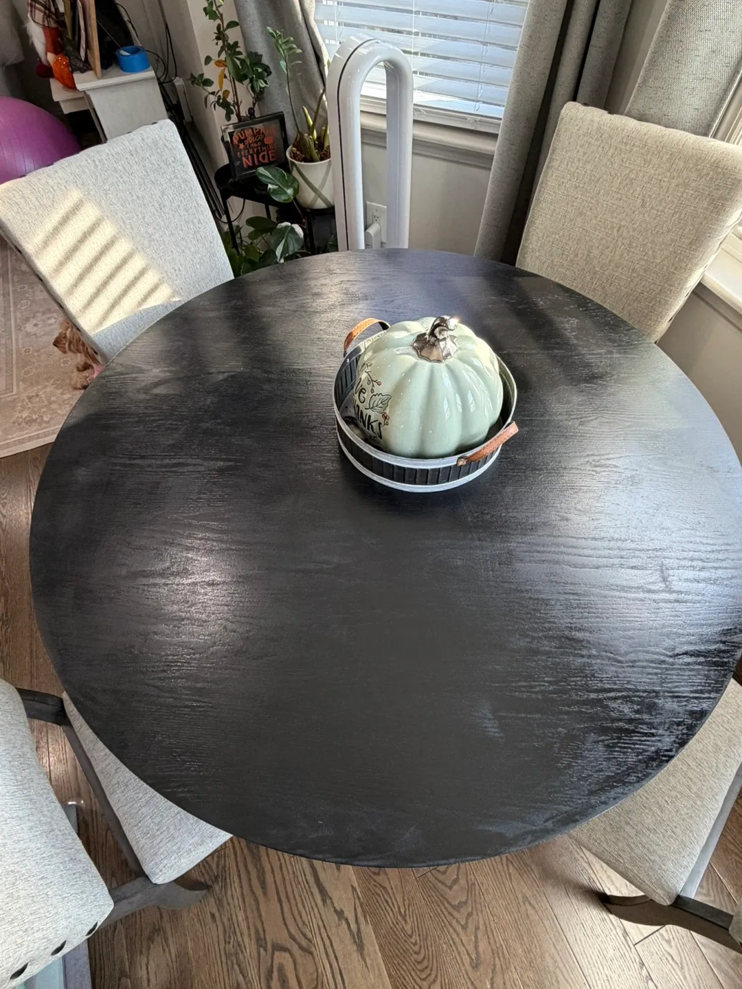 Round Dining Table with Four Chairs image indicator(5)