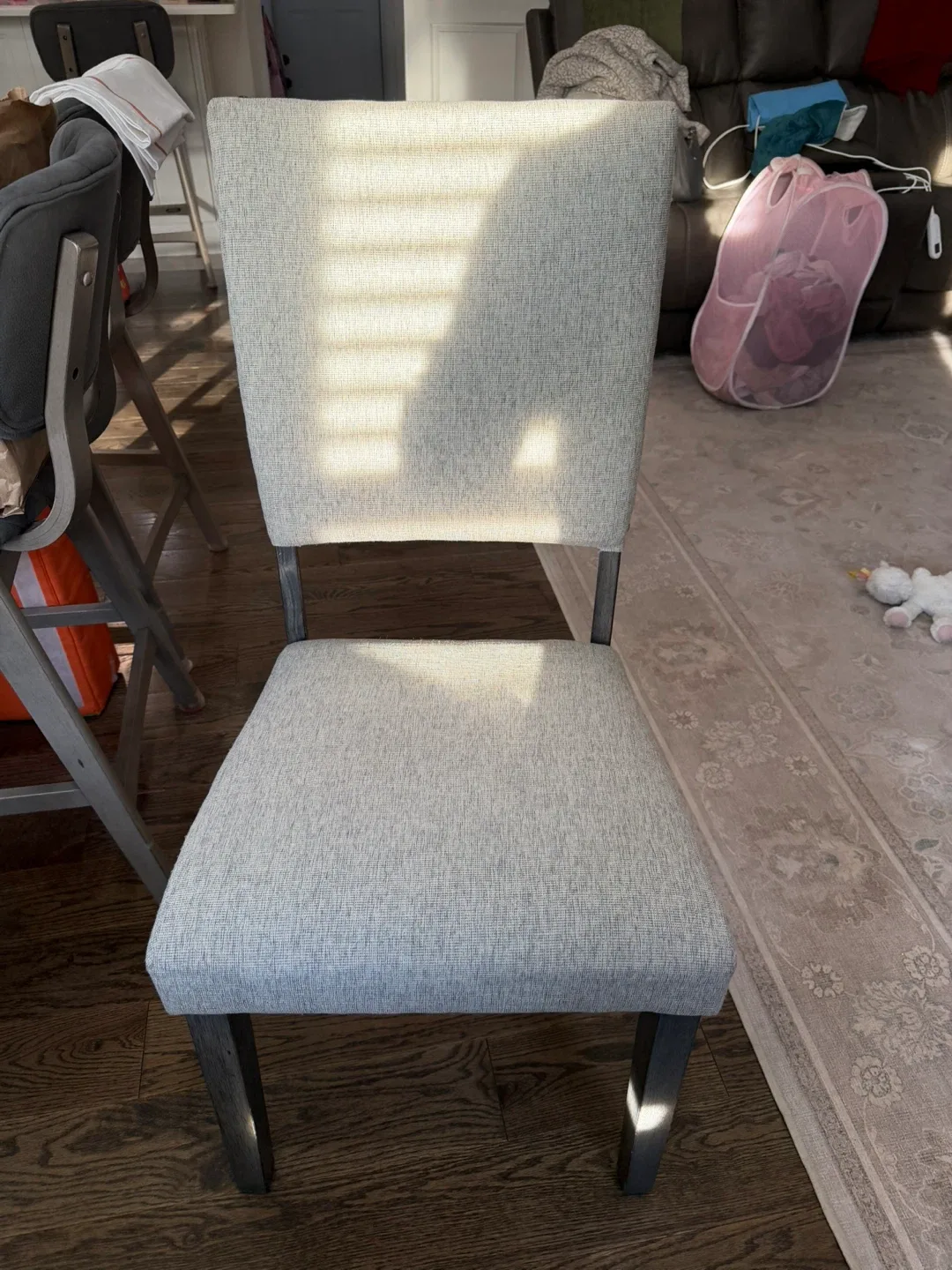 Round Dining Table with Four Chairs image indicator(8)