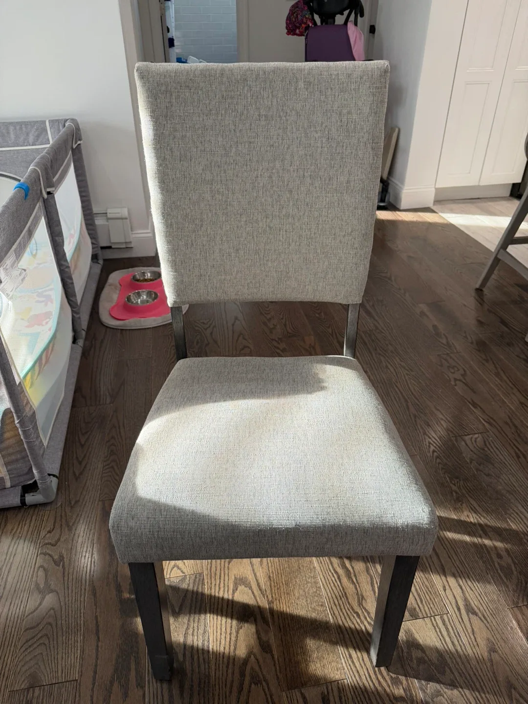 Round Dining Table with Four Chairs image indicator(7)