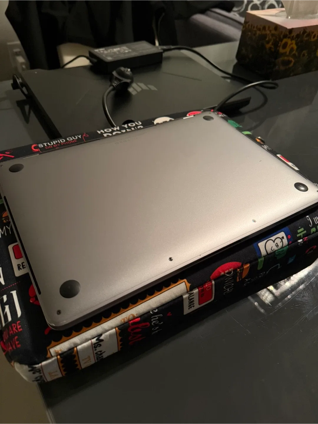 MacBook Pro 2018 with Touchbar image indicator(2)