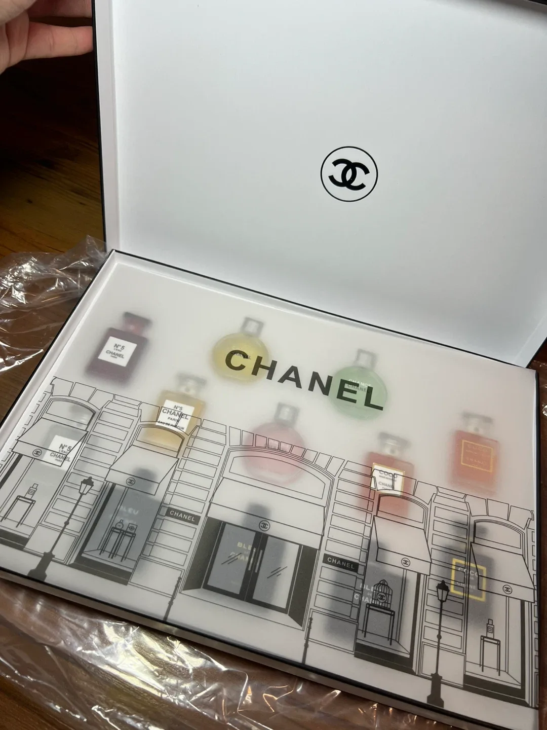 Chanel Miniature Perfume Set - New in Box image indicator(2)