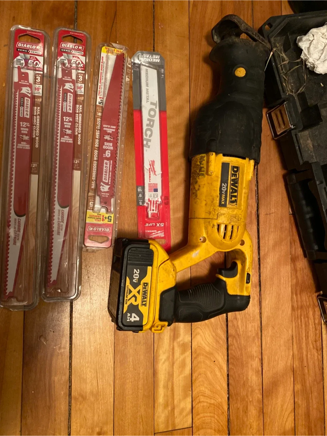 DeWalt 20V MAX Reciprocating Saw + Blades